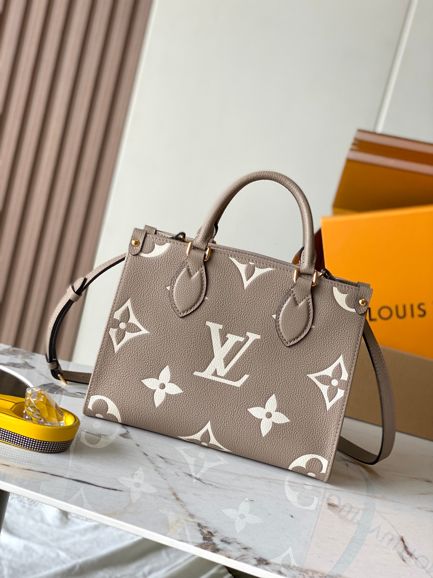 Louis Vuitton LV Onthego Sacs À Main Gris éléphant Tout en acier M45779