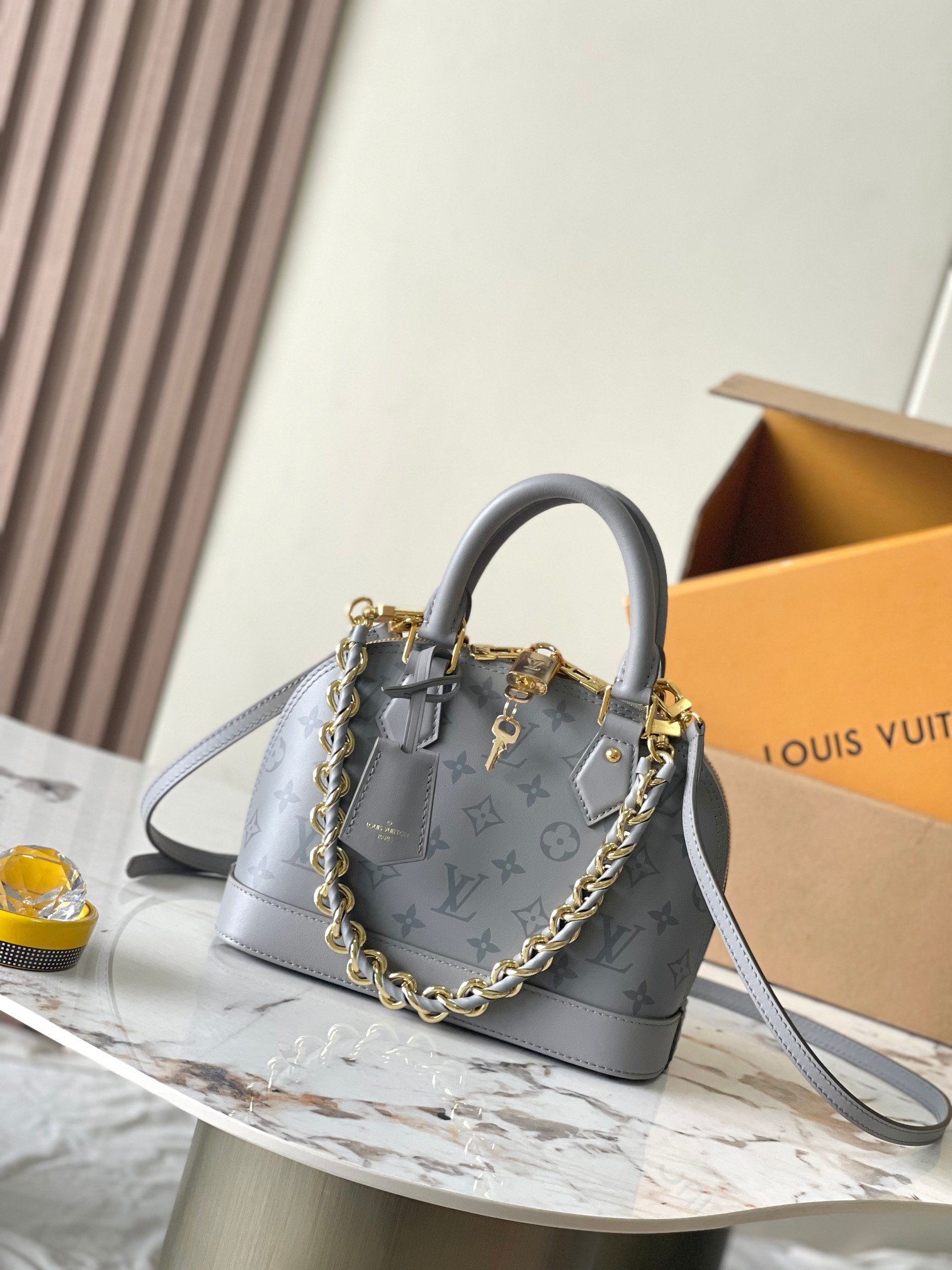 Louis Vuitton LV Alma BB Bovenkant
 Tassen handtassen Grijs Al staal M12561