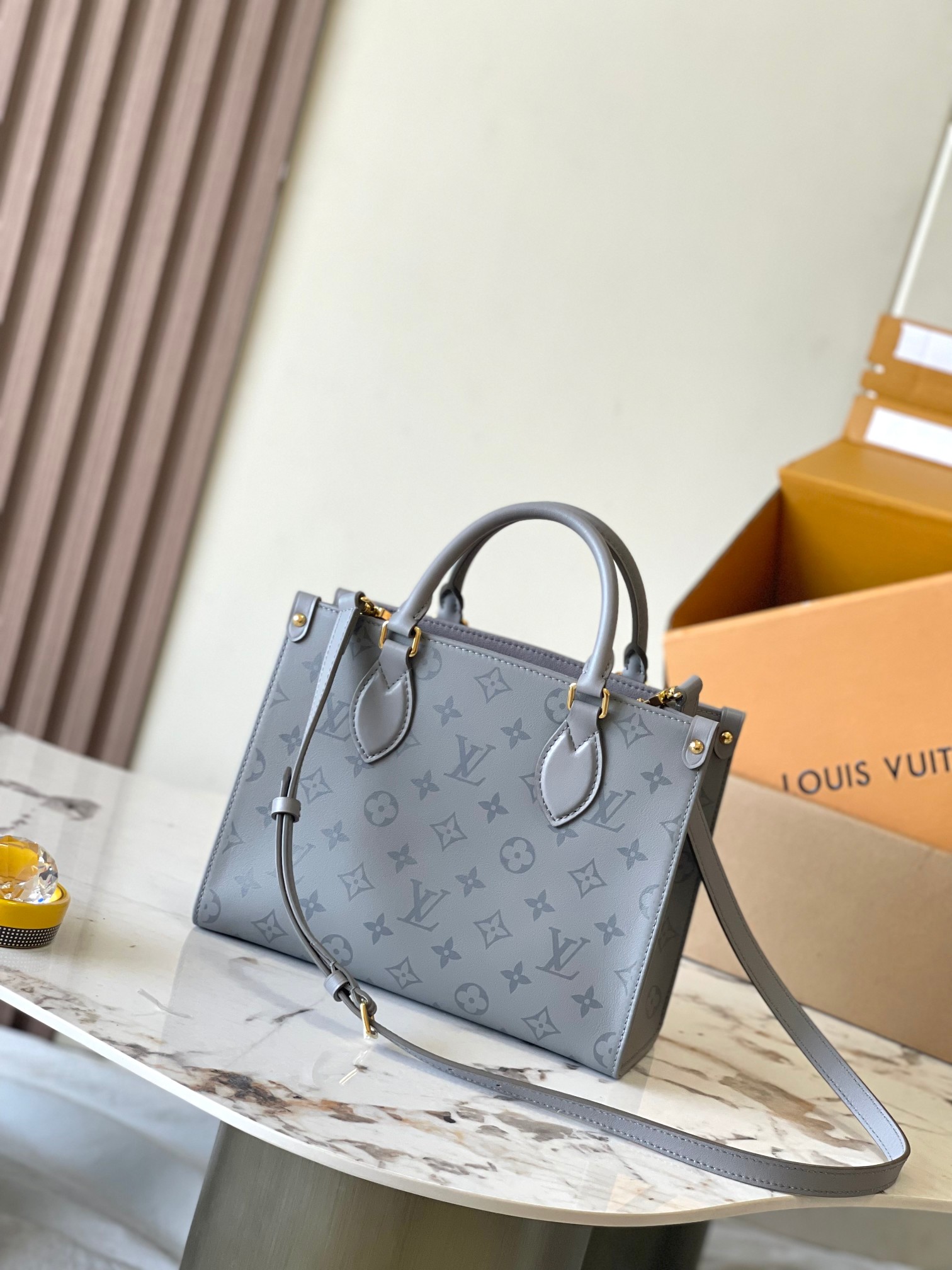 Louis Vuitton LV Onthego Sacs À Main Gris Tout en acier M12465