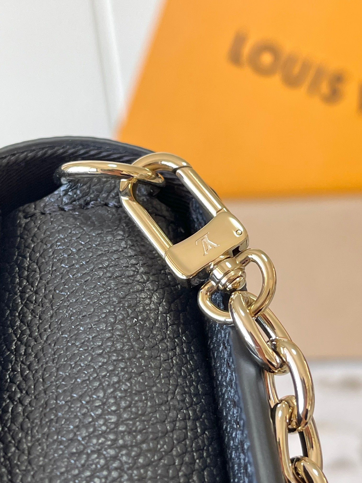 
【特级MB芯片版原厂皮】
 Wallet On Chain Metis 手袋取材粒面Monogram 