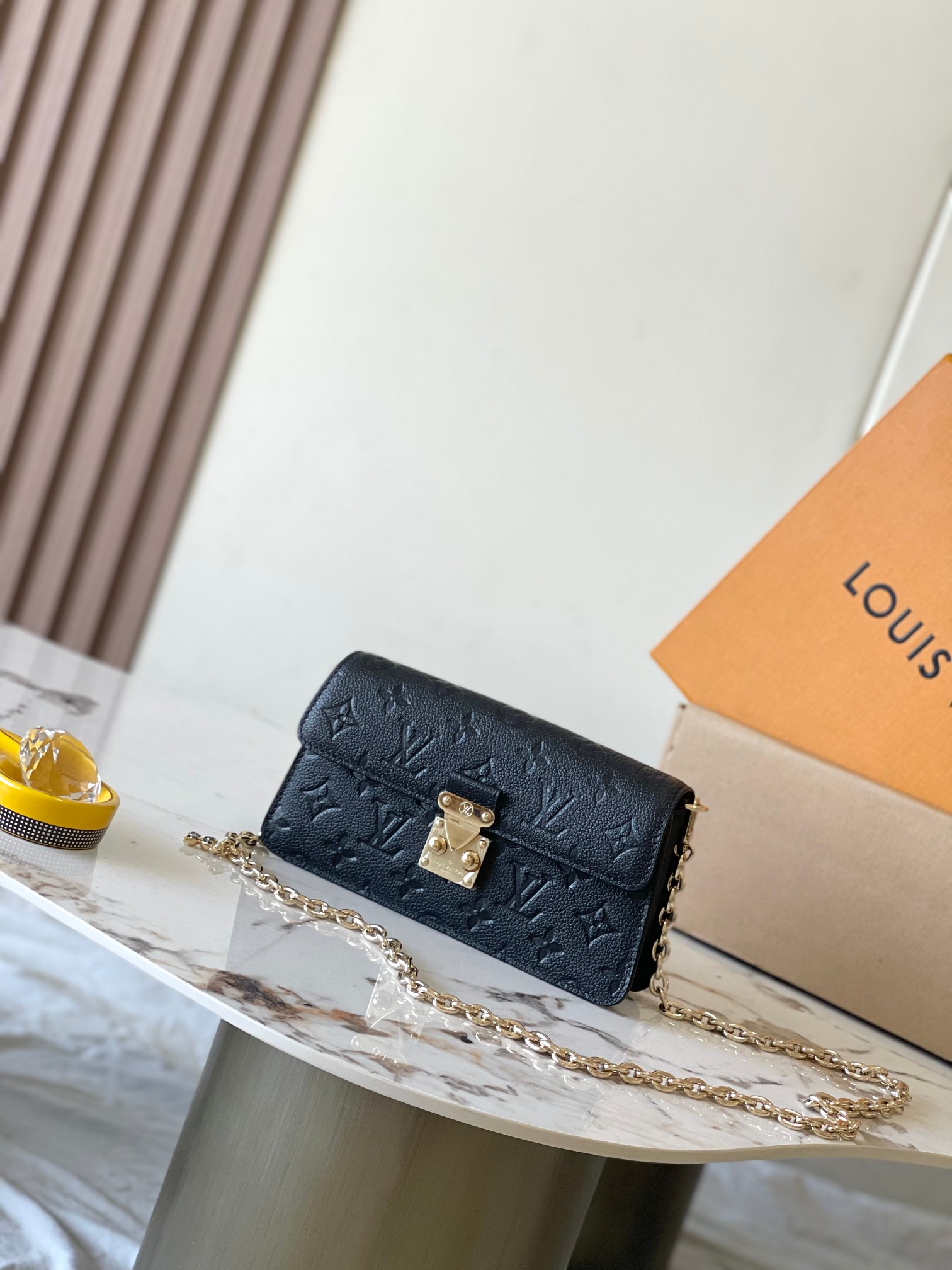 
【特级MB芯片版原厂皮】
 Wallet On Chain Metis 手袋取材粒面Monogram 