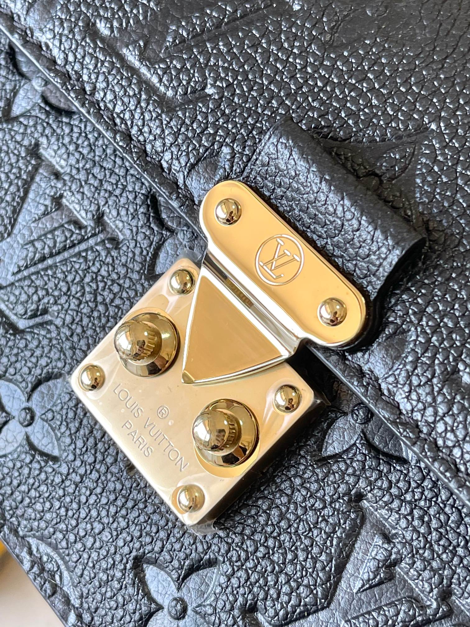 
【特级MB芯片版原厂皮】
 Wallet On Chain Metis 手袋取材粒面Monogram 