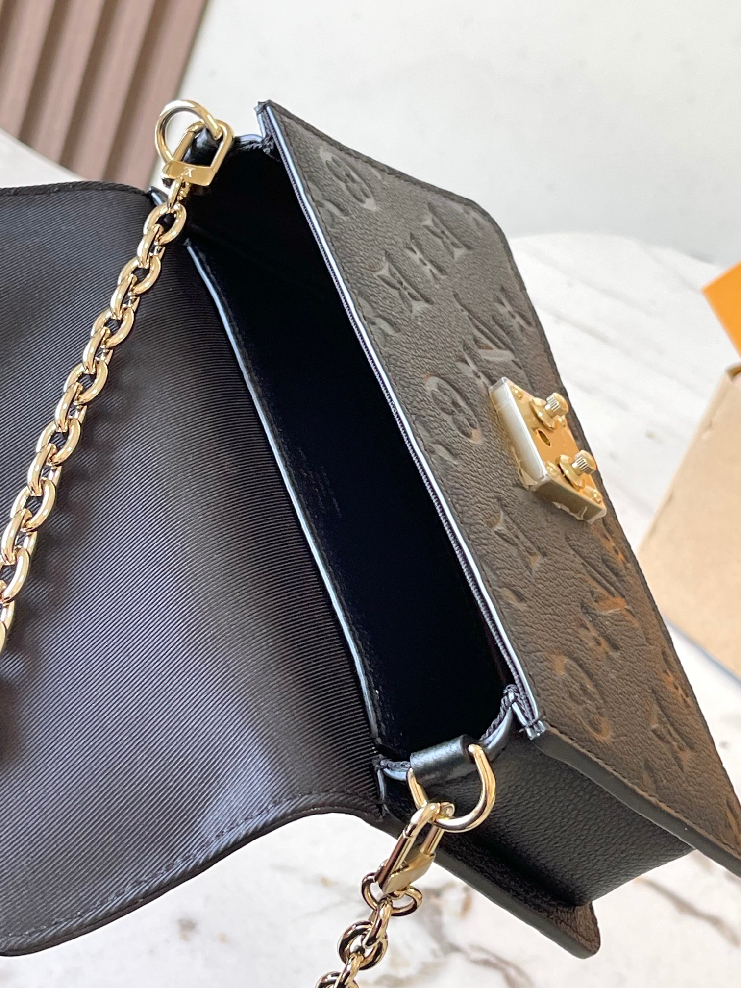 
【特级MB芯片版原厂皮】
 Wallet On Chain Metis 手袋取材粒面Monogram 