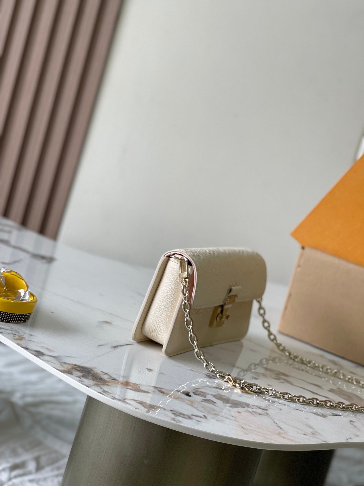 
【特级MB芯片版原厂皮】
 Wallet On Chain Metis 手袋取材粒面Monogram 