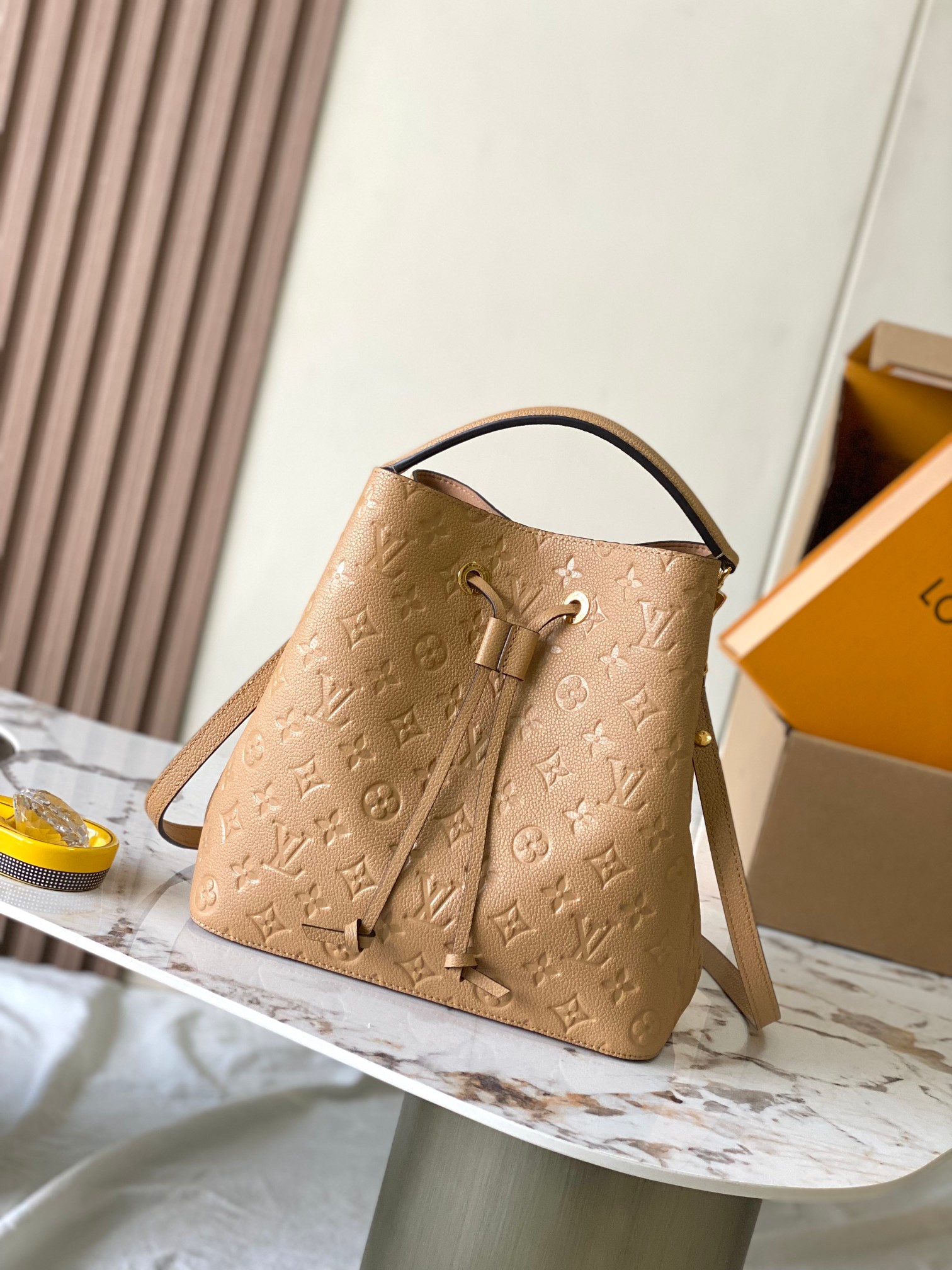 NO:185906,[Excellent MB chip version original leather] NéoNoé Ys medium bucket bag Model M11815 milk tea dynamic chip version Material A grade all-steel hardware, imported original fabric Packaging full set of original duty-free MB packaging Size 26*26*17.5CM, LV special grade sp diamond lattice fabric, manolo blahnik, louis vuitton19860909【特级MB芯片版原厂皮】 NéoNoé Ys中号水桶包 型号M11815奶茶色动态芯片版 材料A级全钢五金,进口原厂面料 包装全套原厂免税MB包装 尺寸26*26*17.5CM,lv特级sp菱形格面料,manolo blahnik,louis vuitton,Bag
