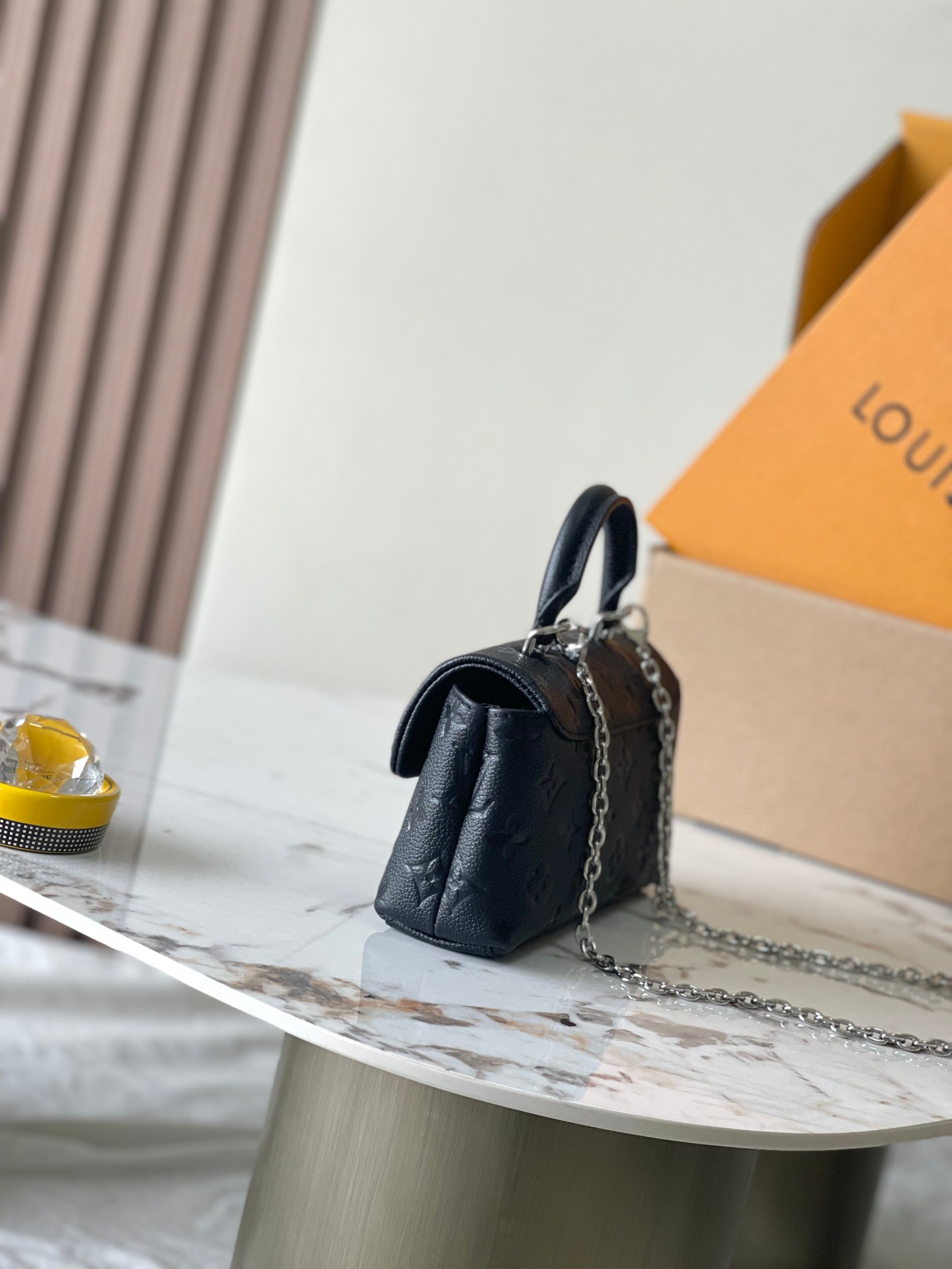 
【特级MB原厂皮】
本款 Nano Madeleine 手袋以 Monogram Empreinte 