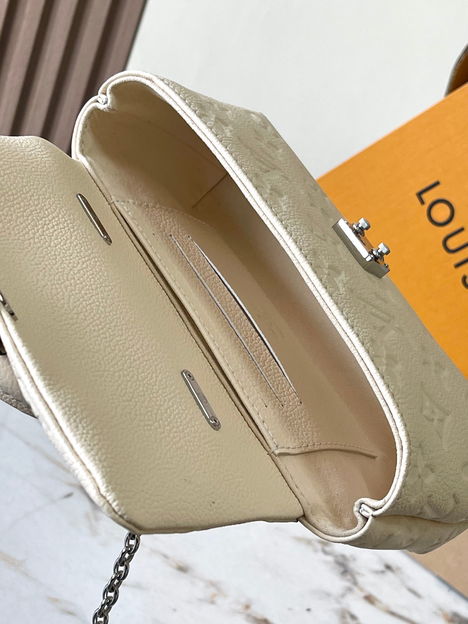 
【特级MB原厂皮】
本款 Nano Madeleine 手袋以 Monogram Empreinte 