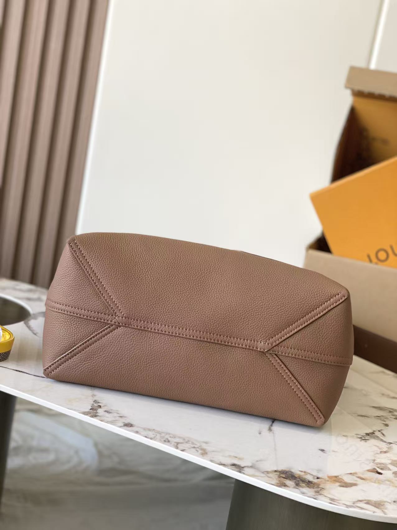 【特级MB163c芯片版原厂皮】 VERSO HOBO 手袋 型号：M26745棕色 材料：A级全钢五金，进口原厂帆布 