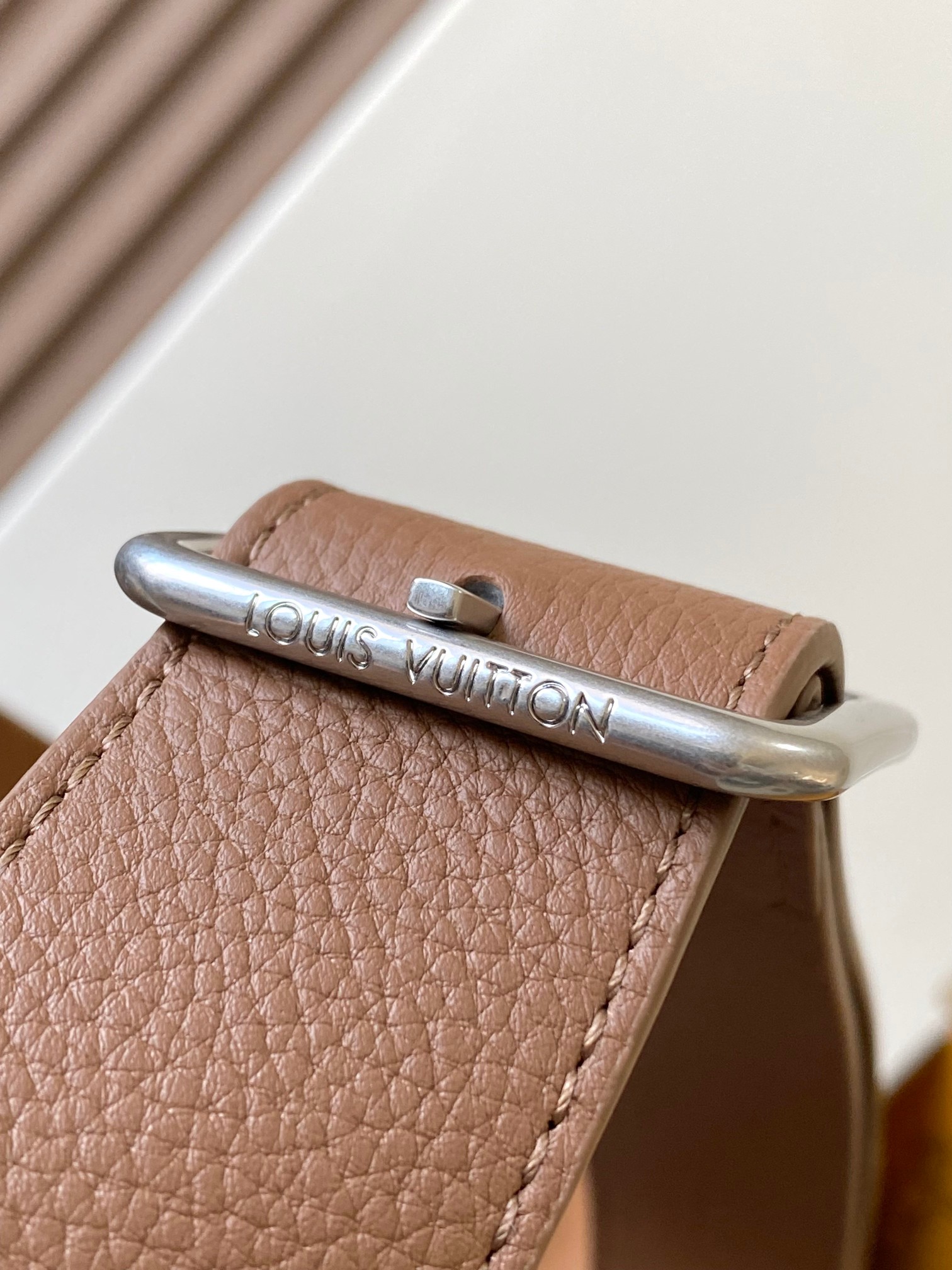 【特级MB163c芯片版原厂皮】 VERSO HOBO 手袋 型号：M26745棕色 材料：A级全钢五金，进口原厂帆布 