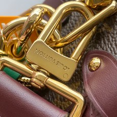 【特级MB原厂皮】 本款Getaway Side Trunk中号手袋。 型号:M28569老花,163C芯片版 材料:A 【特级MB原厂皮】 本款Getaway Side Trunk中号手袋。 型号:M28569老花,163C芯片版 材料:A