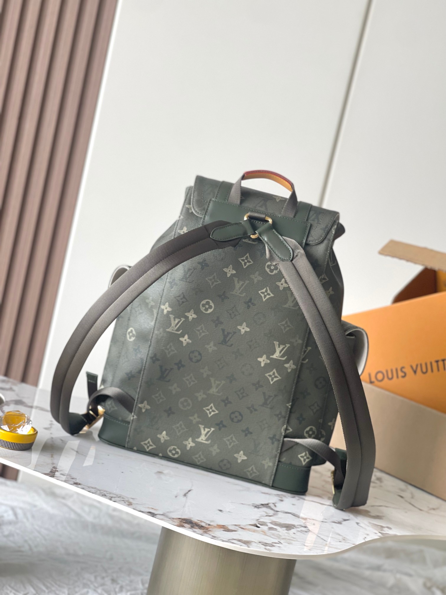 CHRISTOPHER 中号双肩包 型号：M27080 材料：A级全钢五金，进口原厂面料 包装：全套原厂免税MB包装 尺