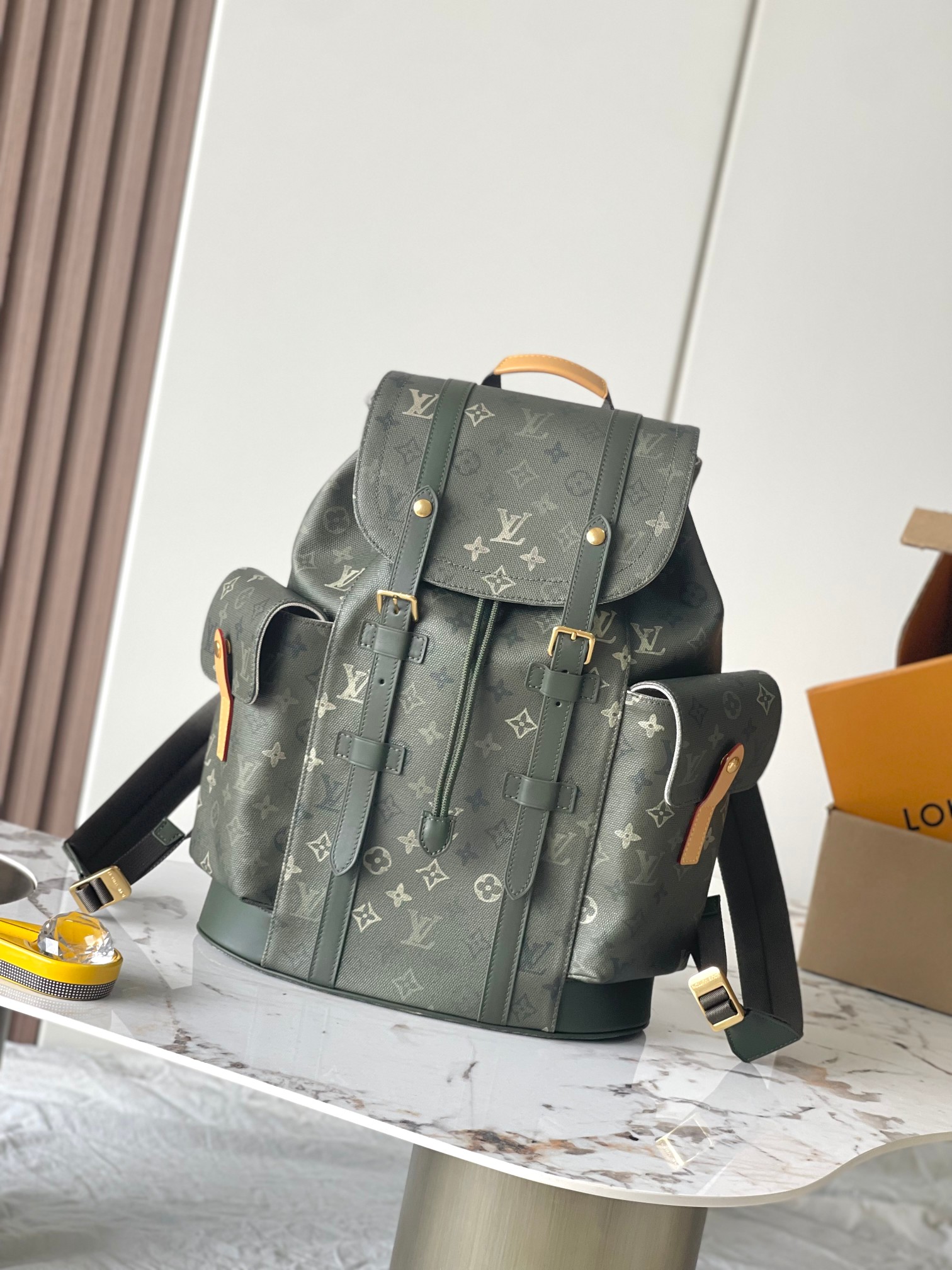 CHRISTOPHER 中号双肩包 型号:M27080 材料:A级全钢五金,进口原厂面料 包装:全套原厂免税MB包装 尺 CHRISTOPHER 中号双肩包 型号:M27080 材料:A级全钢五金,进口原厂面料 包装:全套原厂免税MB包装 尺
