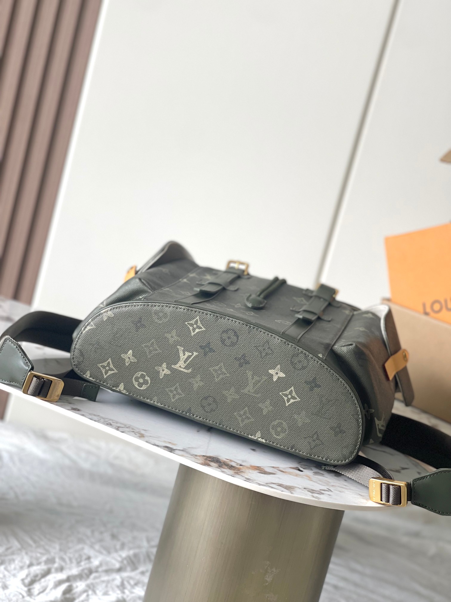 CHRISTOPHER 中号双肩包 型号：M27080 材料：A级全钢五金，进口原厂面料 包装：全套原厂免税MB包装 尺