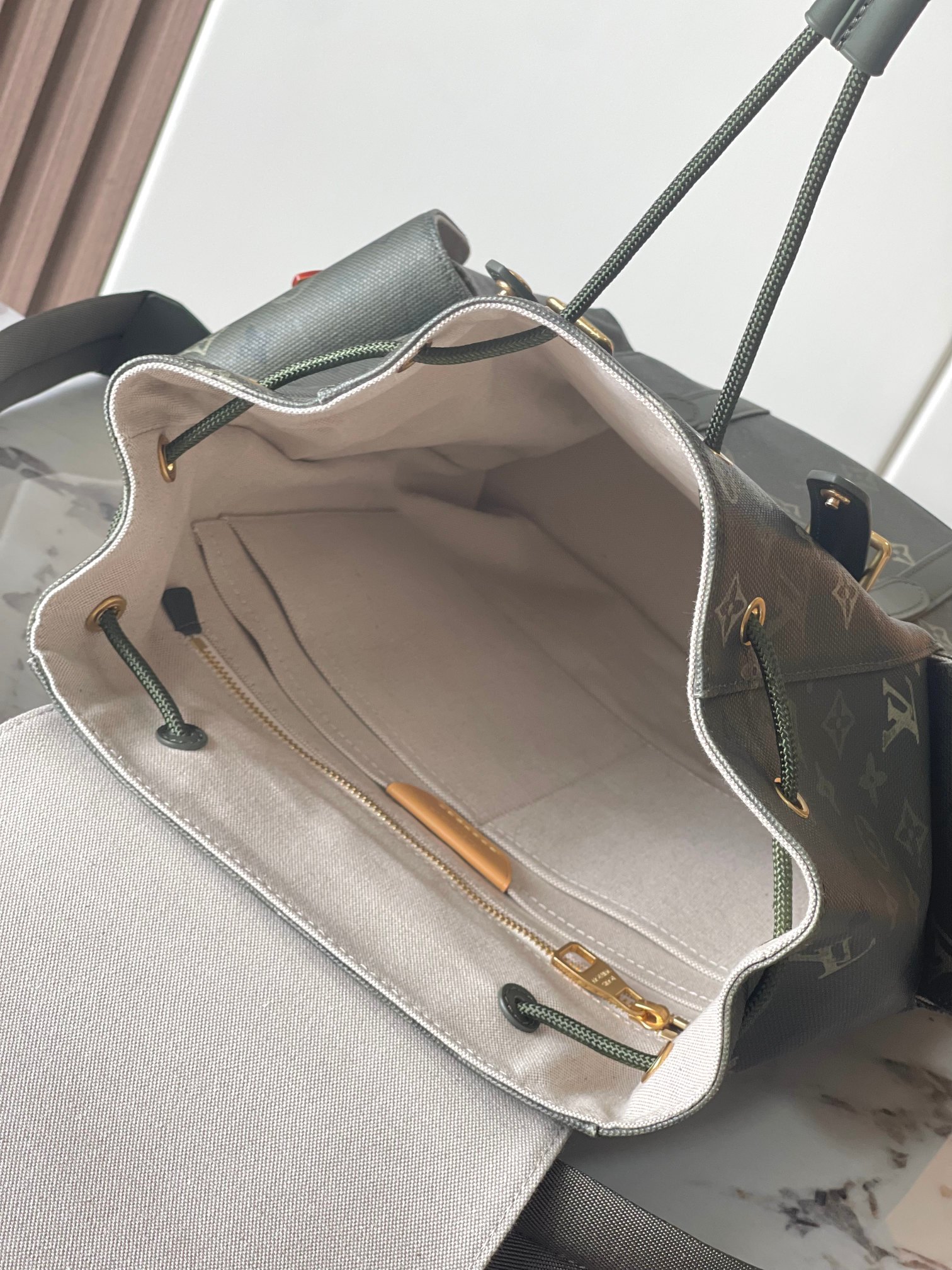 CHRISTOPHER 中号双肩包 型号：M27080 材料：A级全钢五金，进口原厂面料 包装：全套原厂免税MB包装 尺