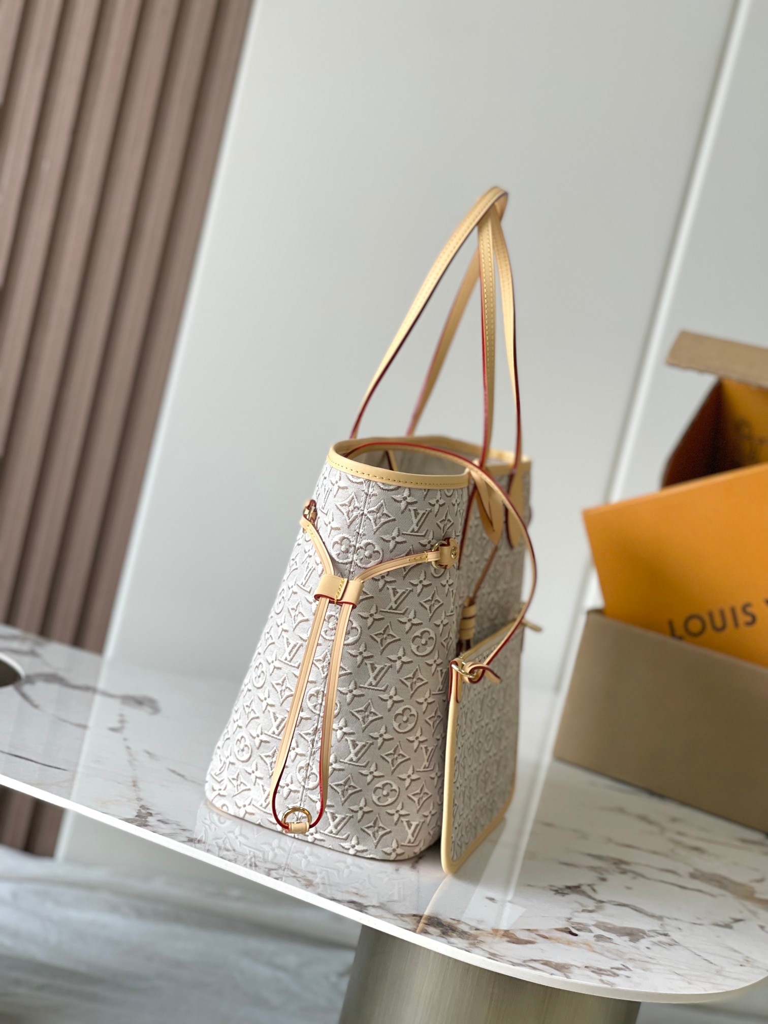 【特级MB原厂皮】 Neverfull MM手袋 款号：M2A381 材料：全钢五金，进口高弹面料 包装：全套特级免税M
