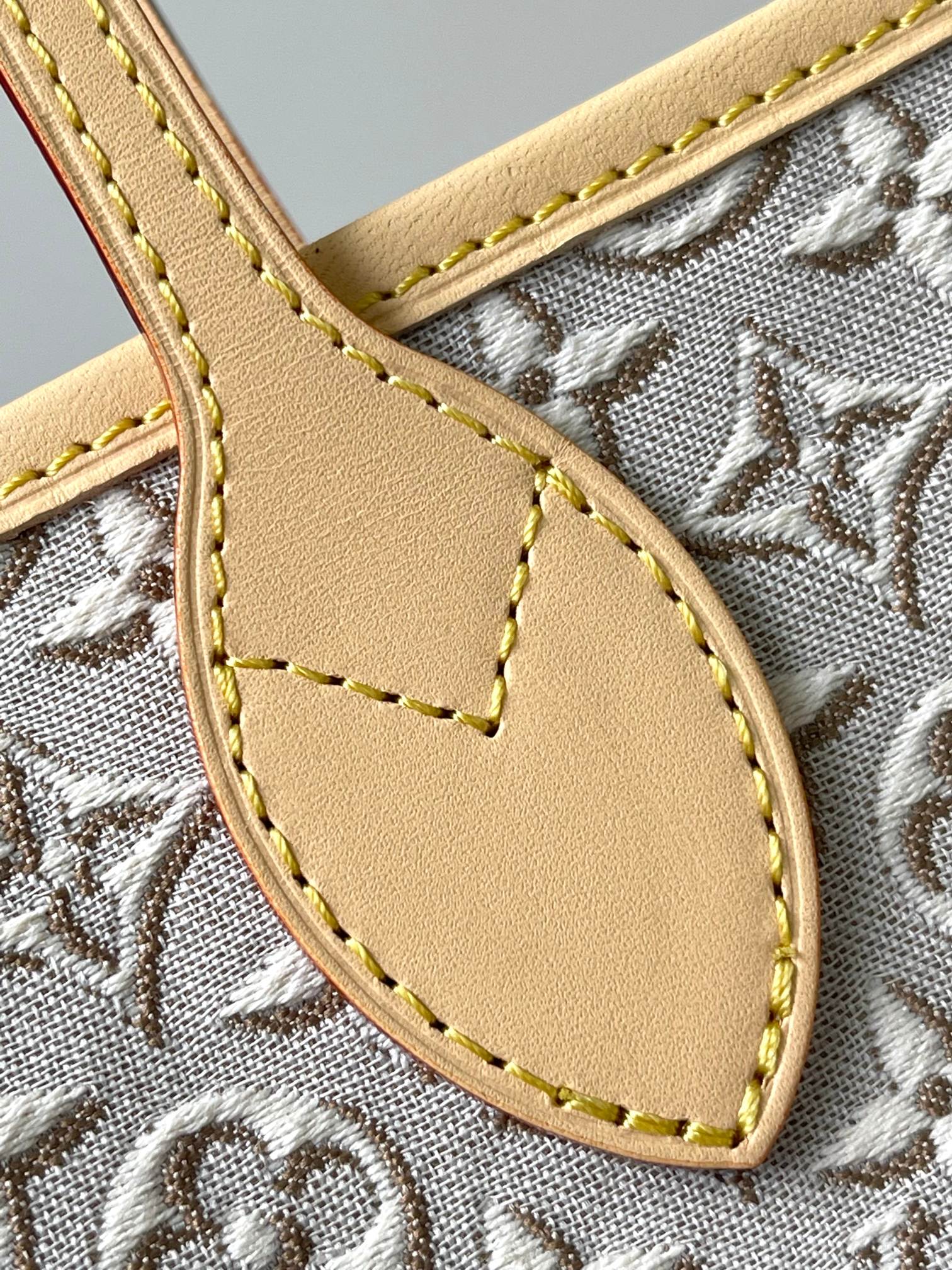 【特级MB原厂皮】 Neverfull MM手袋 款号：M2A381 材料：全钢五金，进口高弹面料 包装：全套特级免税M
