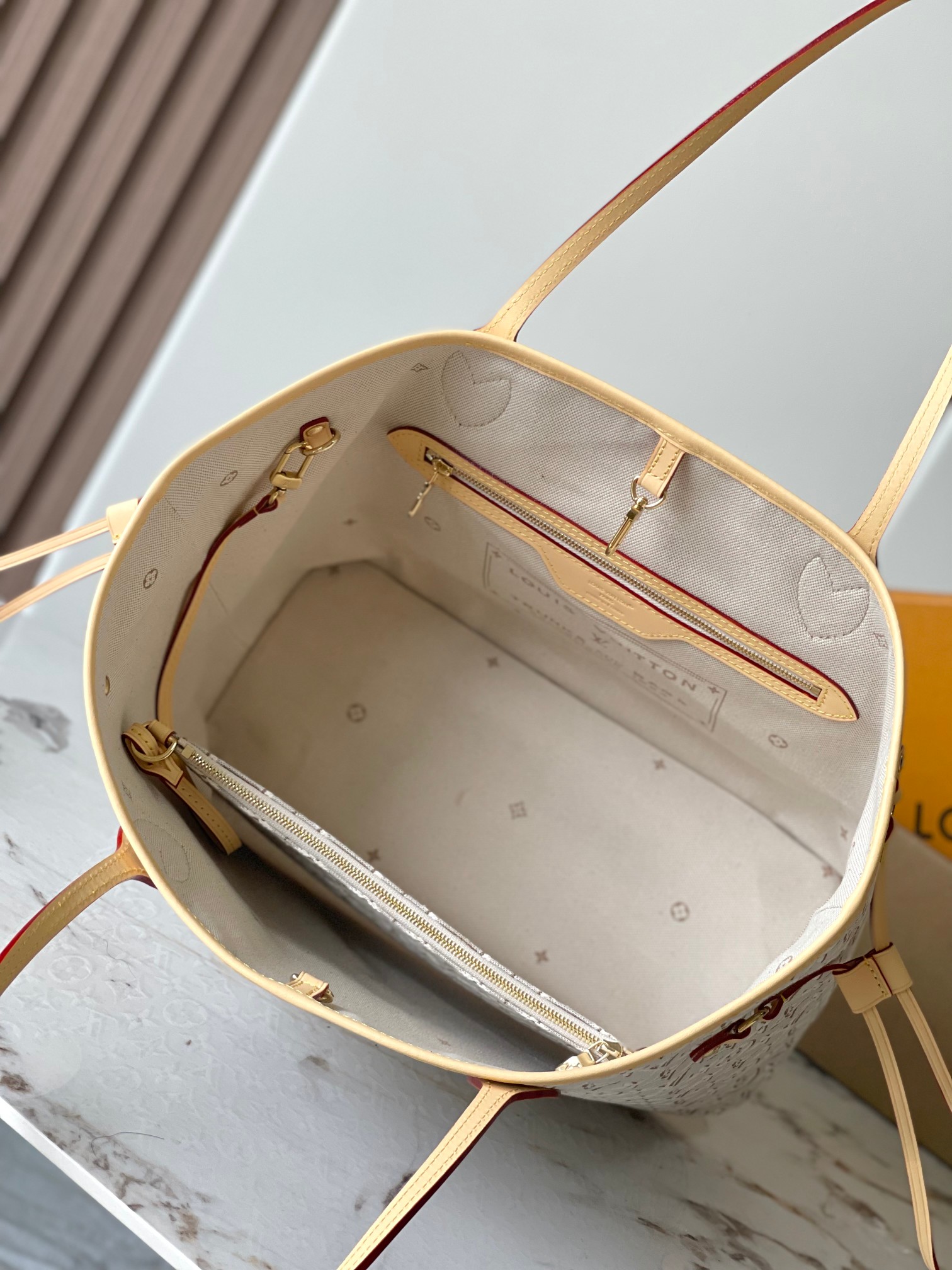 【特级MB原厂皮】 Neverfull MM手袋 款号：M2A381 材料：全钢五金，进口高弹面料 包装：全套特级免税M
