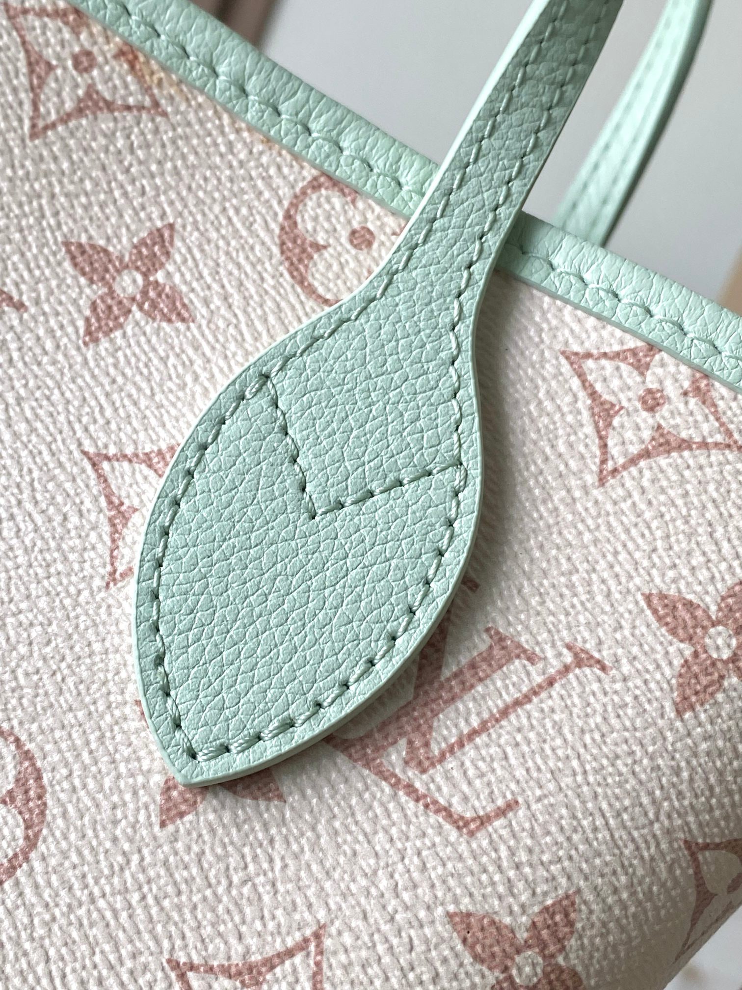 【特级MB芯片版原厂皮】  Neverfull Bandouliere Inside Out BB 手袋本季演绎经典设计