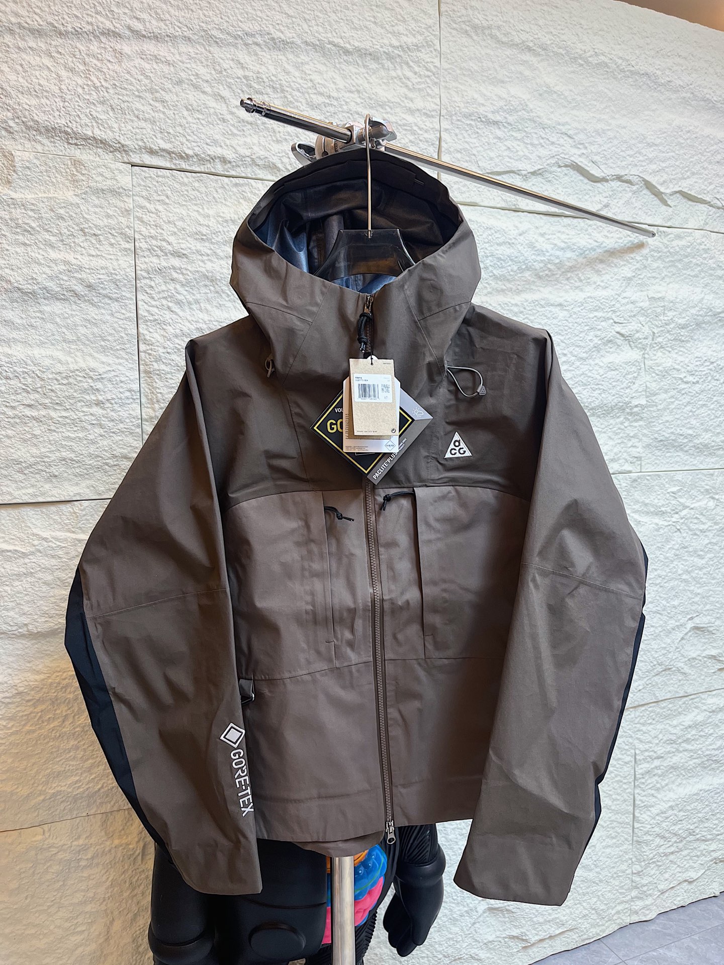 供💰420
全地形狠货！【ACG Gore-Tex机能面料全天候防水户外徒步露营皆可 连帽冲锋衣夹克】

Color：全黑色/墨绿紫拼色/咖棕拼色
Size：M-L-XL-XXL

现货发售 强烈建议入手的狠货！
专业的工艺做工完整度 全内里压胶 Gtx专用胶条以及内里覆膜 防风防水全地形面料 轻盈细腻硬挺的三合一手感 全地形中的多边形战士 该有细节一个都不会少并且非常出彩

三色中除了万能百搭的全黑色 咖棕和墨绿两个拼色带来更丰富的选择  并且两个拼色的饱和度对比度肉眼感受非常搭配 上手便知的好东西 女生也可以上身的超强小单品

YKK合金双向开合主拉链 防水系统的完整性拉链侧内有包边 ACG铝制快挂扣具 腋下双向拉链开合温度调节系统 贯穿式帽檐围度调节以及下摆围度调节均为全地形系列定制扣具 袖口高粘度魔术贴 橡筋部分搭配专用Logo手袢

全内里GTX覆膜 大身刺绣部分高密刺绣作业Logo呈现出立体效果 整件衣服反转即可看到工艺的完整卓越度 多裁片拼接的帽里细节提供专业的穿着感受 半封闭调节扣具 压胶平整无褶皱 每一处刺绣部分的背面压胶都能体现出细节的严密 以及完整的防水性能 荷叶防水效果泼水即滑落

三色现货 入股不亏 随意对比某宝价格

禁止机洗！！


M 胸围122 前长67 后长72 
L 胸围126 前长69 后长74
XL胸围130 前长72 后长76 
XXL胸围134 前长74 后长78
