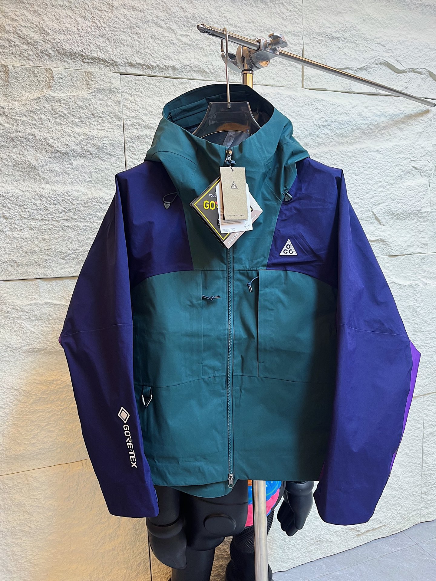 供💰420
全地形狠货！【ACG Gore-Tex机能面料全天候防水户外徒步露营皆可 连帽冲锋衣夹克】

Color：全黑色/墨绿紫拼色/咖棕拼色
Size：M-L-XL-XXL

现货发售 强烈建议入手的狠货！
专业的工艺做工完整度 全内里压胶 Gtx专用胶条以及内里覆膜 防风防水全地形面料 轻盈细腻硬挺的三合一手感 全地形中的多边形战士 该有细节一个都不会少并且非常出彩

三色中除了万能百搭的全黑色 咖棕和墨绿两个拼色带来更丰富的选择  并且两个拼色的饱和度对比度肉眼感受非常搭配 上手便知的好东西 女生也可以上身的超强小单品

YKK合金双向开合主拉链 防水系统的完整性拉链侧内有包边 ACG铝制快挂扣具 腋下双向拉链开合温度调节系统 贯穿式帽檐围度调节以及下摆围度调节均为全地形系列定制扣具 袖口高粘度魔术贴 橡筋部分搭配专用Logo手袢

全内里GTX覆膜 大身刺绣部分高密刺绣作业Logo呈现出立体效果 整件衣服反转即可看到工艺的完整卓越度 多裁片拼接的帽里细节提供专业的穿着感受 半封闭调节扣具 压胶平整无褶皱 每一处刺绣部分的背面压胶都能体现出细节的严密 以及完整的防水性能 荷叶防水效果泼水即滑落

三色现货 入股不亏 随意对比某宝价格

禁止机洗！！


M 胸围122 前长67 后长72 
L 胸围126 前长69 后长74
XL胸围130 前长72 后长76 
XXL胸围134 前长74 后长78
