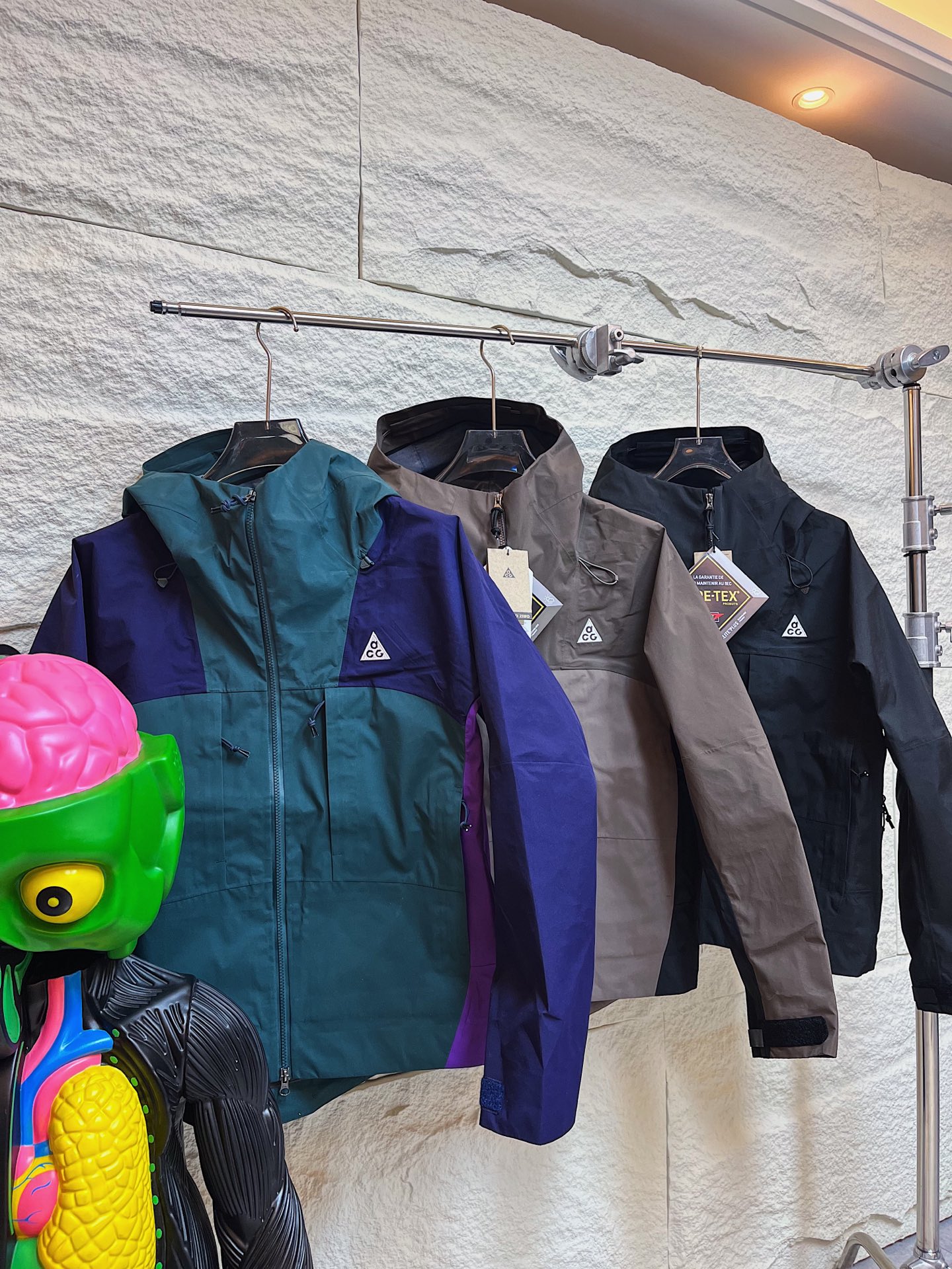 供💰420
全地形狠货！【ACG Gore-Tex机能面料全天候防水户外徒步露营皆可 连帽冲锋衣夹克】

Color：全黑色/墨绿紫拼色/咖棕拼色
Size：M-L-XL-XXL

现货发售 强烈建议入手的狠货！
专业的工艺做工完整度 全内里压胶 Gtx专用胶条以及内里覆膜 防风防水全地形面料 轻盈细腻硬挺的三合一手感 全地形中的多边形战士 该有细节一个都不会少并且非常出彩

三色中除了万能百搭的全黑色 咖棕和墨绿两个拼色带来更丰富的选择  并且两个拼色的饱和度对比度肉眼感受非常搭配 上手便知的好东西 女生也可以上身的超强小单品

YKK合金双向开合主拉链 防水系统的完整性拉链侧内有包边 ACG铝制快挂扣具 腋下双向拉链开合温度调节系统 贯穿式帽檐围度调节以及下摆围度调节均为全地形系列定制扣具 袖口高粘度魔术贴 橡筋部分搭配专用Logo手袢

全内里GTX覆膜 大身刺绣部分高密刺绣作业Logo呈现出立体效果 整件衣服反转即可看到工艺的完整卓越度 多裁片拼接的帽里细节提供专业的穿着感受 半封闭调节扣具 压胶平整无褶皱 每一处刺绣部分的背面压胶都能体现出细节的严密 以及完整的防水性能 荷叶防水效果泼水即滑落

三色现货 入股不亏 随意对比某宝价格

禁止机洗！！


M 胸围122 前长67 后长72 
L 胸围126 前长69 后长74
XL胸围130 前长72 后长76 
XXL胸围134 前长74 后长78
