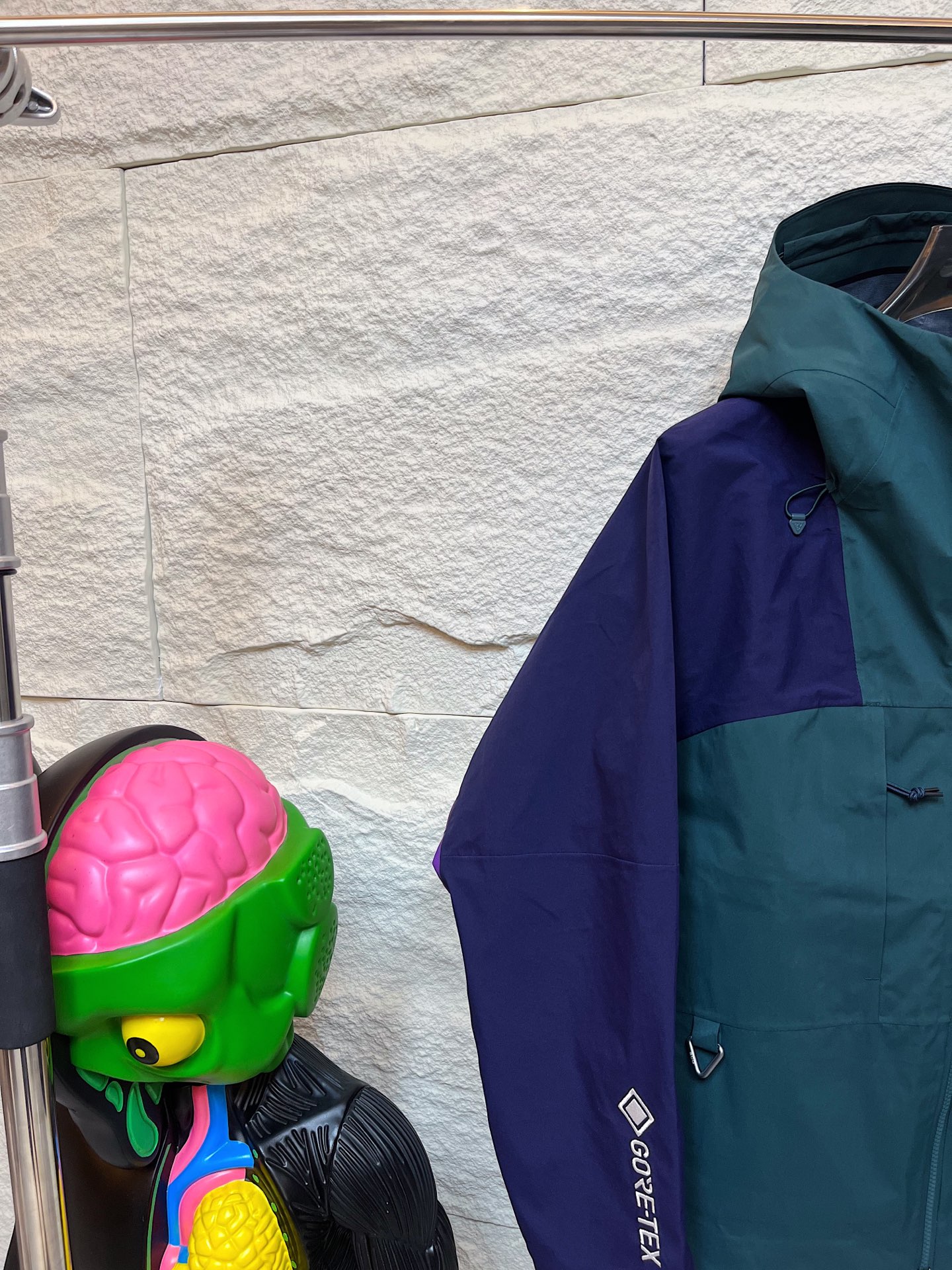 供💰420
全地形狠货！【ACG Gore-Tex机能面料全天候防水户外徒步露营皆可 连帽冲锋衣夹克】

Color：全黑色/墨绿紫拼色/咖棕拼色
Size：M-L-XL-XXL

现货发售 强烈建议入手的狠货！
专业的工艺做工完整度 全内里压胶 Gtx专用胶条以及内里覆膜 防风防水全地形面料 轻盈细腻硬挺的三合一手感 全地形中的多边形战士 该有细节一个都不会少并且非常出彩

三色中除了万能百搭的全黑色 咖棕和墨绿两个拼色带来更丰富的选择  并且两个拼色的饱和度对比度肉眼感受非常搭配 上手便知的好东西 女生也可以上身的超强小单品

YKK合金双向开合主拉链 防水系统的完整性拉链侧内有包边 ACG铝制快挂扣具 腋下双向拉链开合温度调节系统 贯穿式帽檐围度调节以及下摆围度调节均为全地形系列定制扣具 袖口高粘度魔术贴 橡筋部分搭配专用Logo手袢

全内里GTX覆膜 大身刺绣部分高密刺绣作业Logo呈现出立体效果 整件衣服反转即可看到工艺的完整卓越度 多裁片拼接的帽里细节提供专业的穿着感受 半封闭调节扣具 压胶平整无褶皱 每一处刺绣部分的背面压胶都能体现出细节的严密 以及完整的防水性能 荷叶防水效果泼水即滑落

三色现货 入股不亏 随意对比某宝价格

禁止机洗！！


M 胸围122 前长67 后长72 
L 胸围126 前长69 后长74
XL胸围130 前长72 后长76 
XXL胸围134 前长74 后长78
