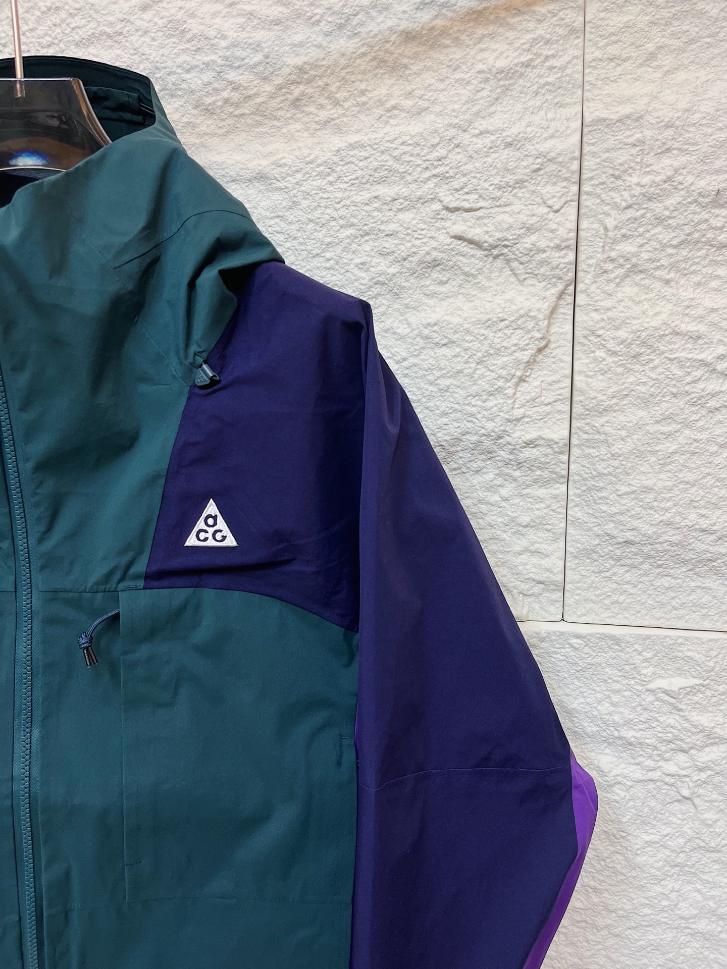 供💰420
全地形狠货！【ACG Gore-Tex机能面料全天候防水户外徒步露营皆可 连帽冲锋衣夹克】

Color：全黑色/墨绿紫拼色/咖棕拼色
Size：M-L-XL-XXL

现货发售 强烈建议入手的狠货！
专业的工艺做工完整度 全内里压胶 Gtx专用胶条以及内里覆膜 防风防水全地形面料 轻盈细腻硬挺的三合一手感 全地形中的多边形战士 该有细节一个都不会少并且非常出彩

三色中除了万能百搭的全黑色 咖棕和墨绿两个拼色带来更丰富的选择  并且两个拼色的饱和度对比度肉眼感受非常搭配 上手便知的好东西 女生也可以上身的超强小单品

YKK合金双向开合主拉链 防水系统的完整性拉链侧内有包边 ACG铝制快挂扣具 腋下双向拉链开合温度调节系统 贯穿式帽檐围度调节以及下摆围度调节均为全地形系列定制扣具 袖口高粘度魔术贴 橡筋部分搭配专用Logo手袢

全内里GTX覆膜 大身刺绣部分高密刺绣作业Logo呈现出立体效果 整件衣服反转即可看到工艺的完整卓越度 多裁片拼接的帽里细节提供专业的穿着感受 半封闭调节扣具 压胶平整无褶皱 每一处刺绣部分的背面压胶都能体现出细节的严密 以及完整的防水性能 荷叶防水效果泼水即滑落

三色现货 入股不亏 随意对比某宝价格

禁止机洗！！


M 胸围122 前长67 后长72 
L 胸围126 前长69 后长74
XL胸围130 前长72 后长76 
XXL胸围134 前长74 后长78
