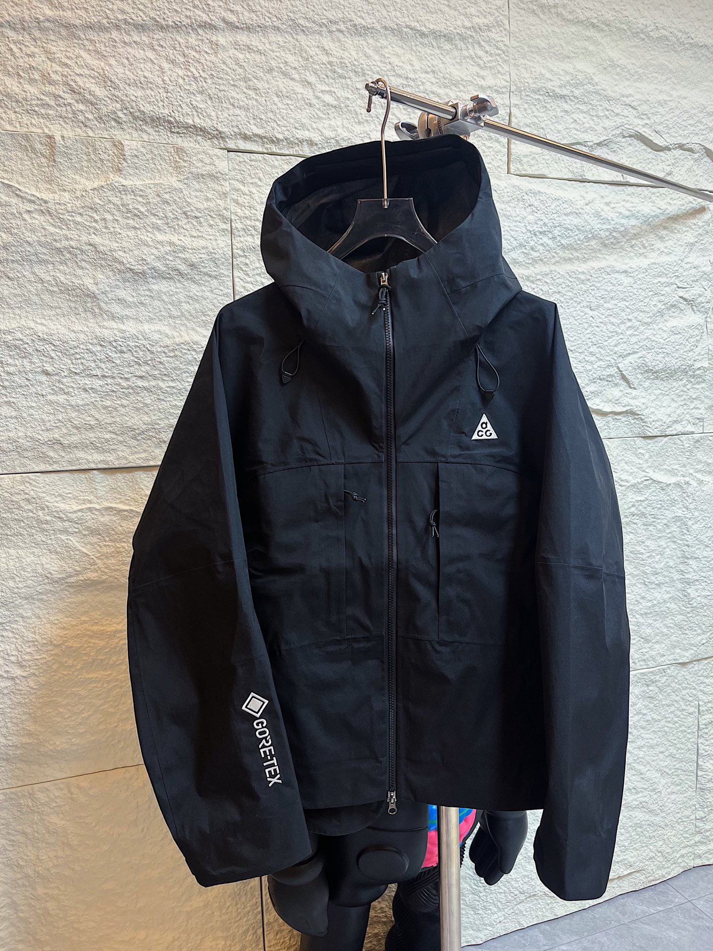 供💰420
全地形狠货！【ACG Gore-Tex机能面料全天候防水户外徒步露营皆可 连帽冲锋衣夹克】

Color：全黑色/墨绿紫拼色/咖棕拼色
Size：M-L-XL-XXL

现货发售 强烈建议入手的狠货！
专业的工艺做工完整度 全内里压胶 Gtx专用胶条以及内里覆膜 防风防水全地形面料 轻盈细腻硬挺的三合一手感 全地形中的多边形战士 该有细节一个都不会少并且非常出彩

三色中除了万能百搭的全黑色 咖棕和墨绿两个拼色带来更丰富的选择  并且两个拼色的饱和度对比度肉眼感受非常搭配 上手便知的好东西 女生也可以上身的超强小单品

YKK合金双向开合主拉链 防水系统的完整性拉链侧内有包边 ACG铝制快挂扣具 腋下双向拉链开合温度调节系统 贯穿式帽檐围度调节以及下摆围度调节均为全地形系列定制扣具 袖口高粘度魔术贴 橡筋部分搭配专用Logo手袢

全内里GTX覆膜 大身刺绣部分高密刺绣作业Logo呈现出立体效果 整件衣服反转即可看到工艺的完整卓越度 多裁片拼接的帽里细节提供专业的穿着感受 半封闭调节扣具 压胶平整无褶皱 每一处刺绣部分的背面压胶都能体现出细节的严密 以及完整的防水性能 荷叶防水效果泼水即滑落

三色现货 入股不亏 随意对比某宝价格

禁止机洗！！


M 胸围122 前长67 后长72 
L 胸围126 前长69 后长74
XL胸围130 前长72 后长76 
XXL胸围134 前长74 后长78
