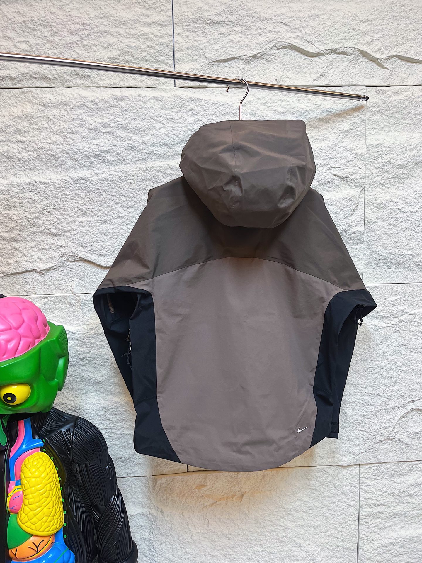 供💰420
全地形狠货！【ACG Gore-Tex机能面料全天候防水户外徒步露营皆可 连帽冲锋衣夹克】

Color：全黑色/墨绿紫拼色/咖棕拼色
Size：M-L-XL-XXL

现货发售 强烈建议入手的狠货！
专业的工艺做工完整度 全内里压胶 Gtx专用胶条以及内里覆膜 防风防水全地形面料 轻盈细腻硬挺的三合一手感 全地形中的多边形战士 该有细节一个都不会少并且非常出彩

三色中除了万能百搭的全黑色 咖棕和墨绿两个拼色带来更丰富的选择  并且两个拼色的饱和度对比度肉眼感受非常搭配 上手便知的好东西 女生也可以上身的超强小单品

YKK合金双向开合主拉链 防水系统的完整性拉链侧内有包边 ACG铝制快挂扣具 腋下双向拉链开合温度调节系统 贯穿式帽檐围度调节以及下摆围度调节均为全地形系列定制扣具 袖口高粘度魔术贴 橡筋部分搭配专用Logo手袢

全内里GTX覆膜 大身刺绣部分高密刺绣作业Logo呈现出立体效果 整件衣服反转即可看到工艺的完整卓越度 多裁片拼接的帽里细节提供专业的穿着感受 半封闭调节扣具 压胶平整无褶皱 每一处刺绣部分的背面压胶都能体现出细节的严密 以及完整的防水性能 荷叶防水效果泼水即滑落

三色现货 入股不亏 随意对比某宝价格

禁止机洗！！


M 胸围122 前长67 后长72 
L 胸围126 前长69 后长74
XL胸围130 前长72 后长76 
XXL胸围134 前长74 后长78
