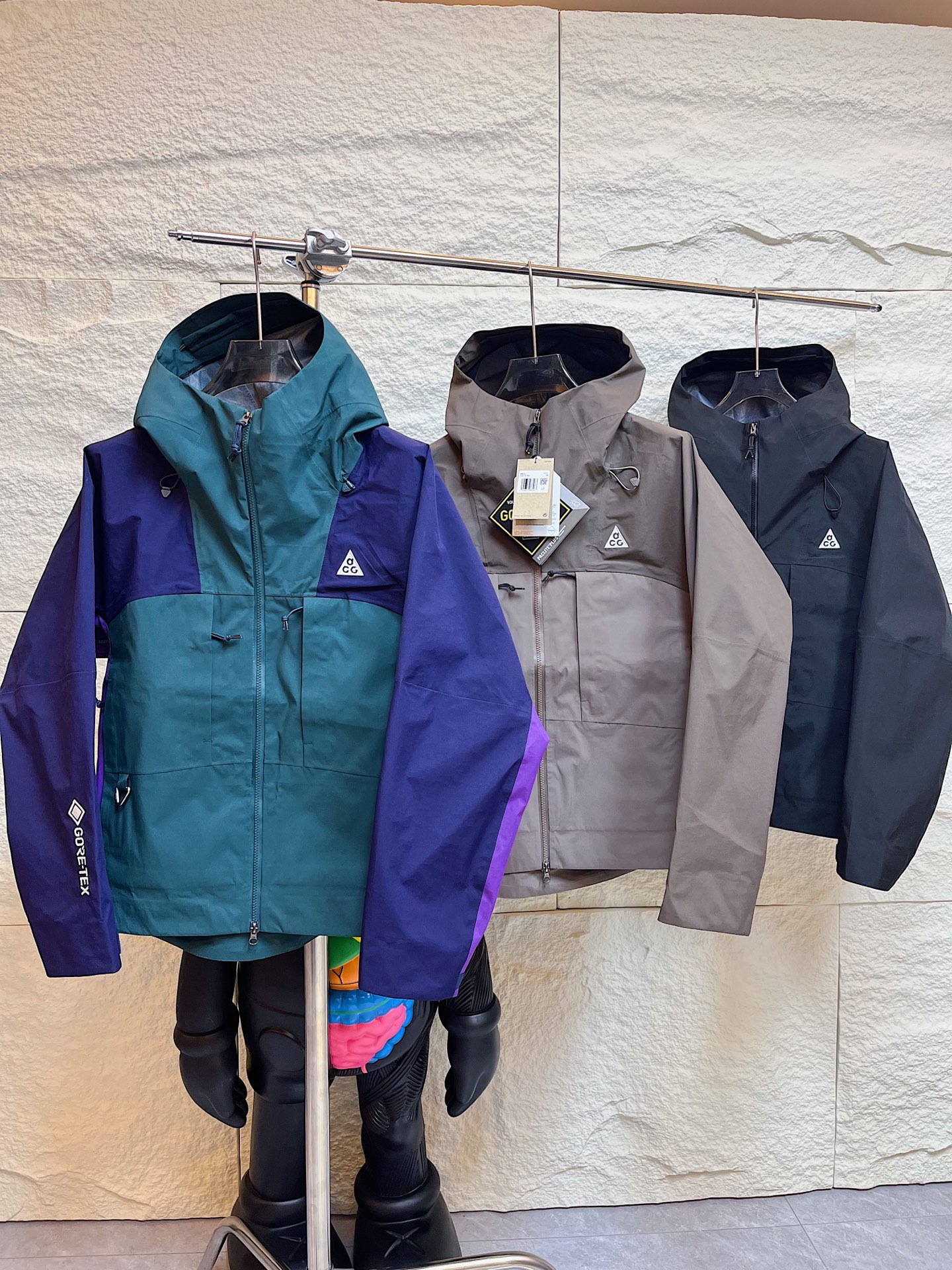 供💰420
全地形狠货！【ACG Gore-Tex机能面料全天候防水户外徒步露营皆可 连帽冲锋衣夹克】

Color：全黑色/墨绿紫拼色/咖棕拼色
Size：M-L-XL-XXL

现货发售 强烈建议入手的狠货！
专业的工艺做工完整度 全内里压胶 Gtx专用胶条以及内里覆膜 防风防水全地形面料 轻盈细腻硬挺的三合一手感 全地形中的多边形战士 该有细节一个都不会少并且非常出彩

三色中除了万能百搭的全黑色 咖棕和墨绿两个拼色带来更丰富的选择  并且两个拼色的饱和度对比度肉眼感受非常搭配 上手便知的好东西 女生也可以上身的超强小单品

YKK合金双向开合主拉链 防水系统的完整性拉链侧内有包边 ACG铝制快挂扣具 腋下双向拉链开合温度调节系统 贯穿式帽檐围度调节以及下摆围度调节均为全地形系列定制扣具 袖口高粘度魔术贴 橡筋部分搭配专用Logo手袢

全内里GTX覆膜 大身刺绣部分高密刺绣作业Logo呈现出立体效果 整件衣服反转即可看到工艺的完整卓越度 多裁片拼接的帽里细节提供专业的穿着感受 半封闭调节扣具 压胶平整无褶皱 每一处刺绣部分的背面压胶都能体现出细节的严密 以及完整的防水性能 荷叶防水效果泼水即滑落

三色现货 入股不亏 随意对比某宝价格

禁止机洗！！


M 胸围122 前长67 后长72 
L 胸围126 前长69 后长74
XL胸围130 前长72 后长76 
XXL胸围134 前长74 后长78
