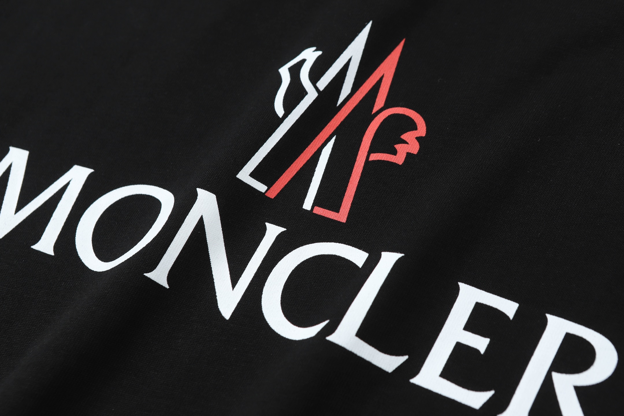 Moncler 2025 Collection: Unisex Cotton Shirts with Custom Details - 图片 5