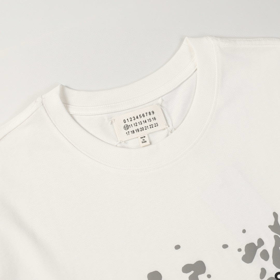 💰65 款号:003
时尚先锋必备!Maison Margiela 马吉拉联名重影印花短袖震撼登场!
这款短袖采用 230g 双纱爽滑棉面料,双纱质感与爽滑手感的完美融合,带来重磅舒适的穿着体验。每一个细节都精心还原原版,一比一的精准呈现,让您拥有原汁原味的时尚品味。
不仅如此,这款短袖还附带原版包装贴码纸,彰显品牌的奢华与品质。穿上它,您将成为时尚界的焦点,展现独特的个性魅力。
不要错过这个与时尚界巨擘联名的机会,立即将 Maison Margiela 马吉拉联名重影印花短袖加入您的衣橱,成为潮流的引领者!带原版包装贴码纸
码数:S M L XL
颜色:黑色 白色