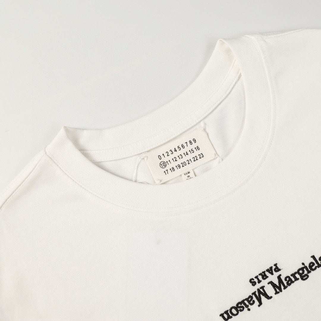 💰65 款号:009
时尚先锋必备!Maison Margiela 马吉拉联名重影印花短袖震撼登场!
这款短袖采用 230g 双纱爽滑棉面料,双纱质感与爽滑手感的完美融合,带来重磅舒适的穿着体验。每一个细节都精心还原原版,一比一的精准呈现,让您拥有原汁原味的时尚品味。
不仅如此,这款短袖还附带原版包装贴码纸,彰显品牌的奢华与品质。穿上它,您将成为时尚界的焦点,展现独特的个性魅力。
不要错过这个与时尚界巨擘联名的机会,立即将 Maison Margiela 马吉拉联名重影印花短袖加入您的衣橱,成为潮流的引领者!带原版包装贴码纸
码数:S M L XL
颜色:黑色 白色