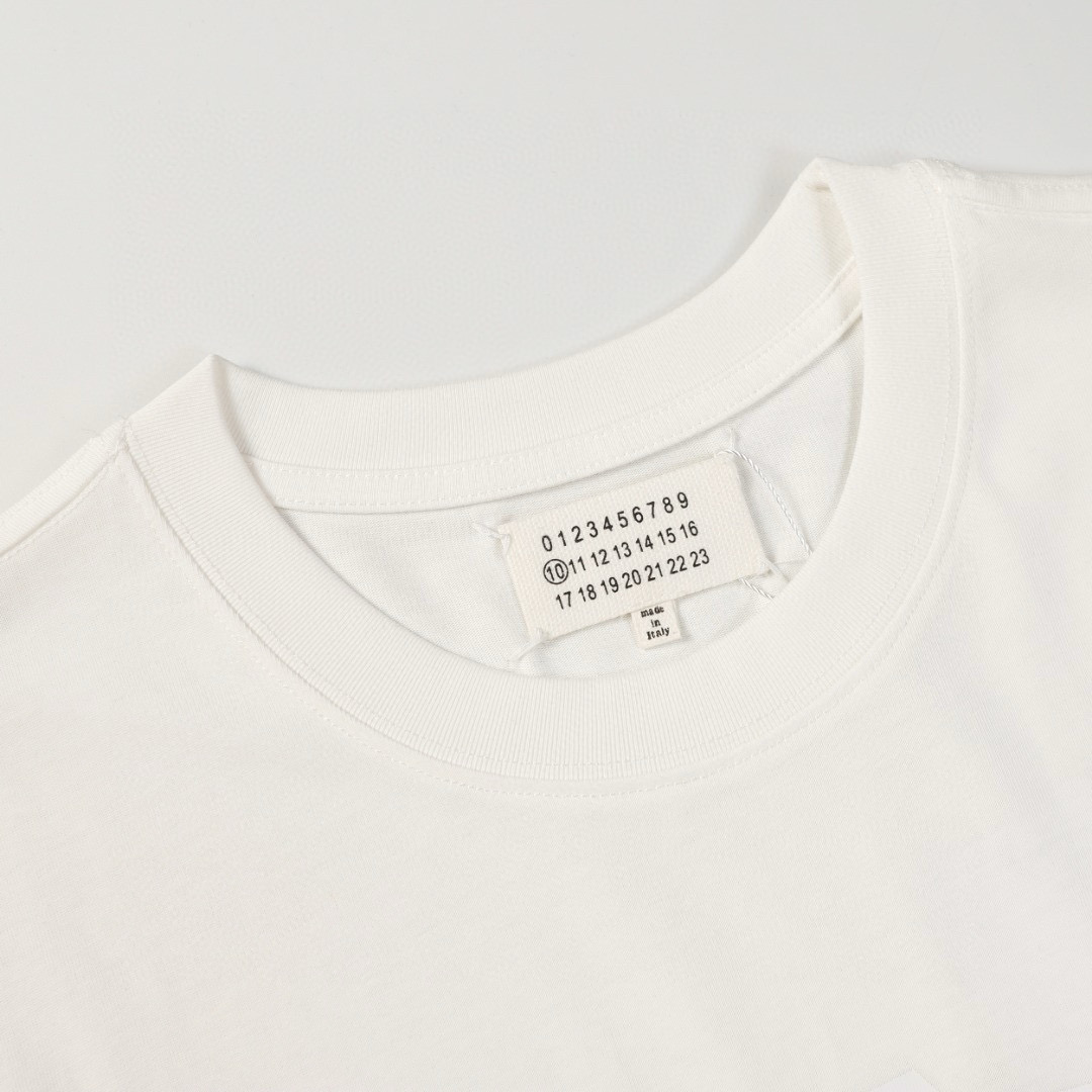 💰65 款号:011
时尚先锋必备!Maison Margiela 马吉拉联名重影印花短袖震撼登场!
这款短袖采用 230g 双纱爽滑棉面料,双纱质感与爽滑手感的完美融合,带来重磅舒适的穿着体验。每一个细节都精心还原原版,一比一的精准呈现,让您拥有原汁原味的时尚品味。
不仅如此,这款短袖还附带原版包装贴码纸,彰显品牌的奢华与品质。穿上它,您将成为时尚界的焦点,展现独特的个性魅力。
不要错过这个与时尚界巨擘联名的机会,立即将 Maison Margiela 马吉拉联名重影印花短袖加入您的衣橱,成为潮流的引领者!带原版包装贴码纸
码数:S M L XL
颜色:黑色 白色