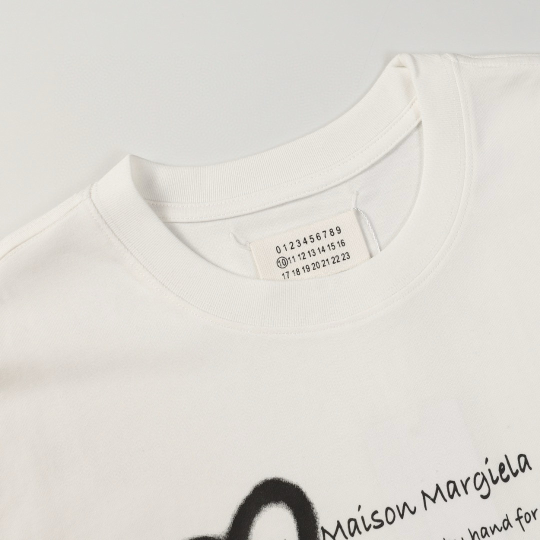 💰65 款号:012
时尚先锋必备!Maison Margiela 马吉拉联名重影印花短袖震撼登场!
这款短袖采用 230g 双纱爽滑棉面料,双纱质感与爽滑手感的完美融合,带来重磅舒适的穿着体验。每一个细节都精心还原原版,一比一的精准呈现,让您拥有原汁原味的时尚品味。
不仅如此,这款短袖还附带原版包装贴码纸,彰显品牌的奢华与品质。穿上它,您将成为时尚界的焦点,展现独特的个性魅力。
不要错过这个与时尚界巨擘联名的机会,立即将 Maison Margiela 马吉拉联名重影印花短袖加入您的衣橱,成为潮流的引领者!带原版包装贴码纸
码数:S M L XL
颜色:黑色 白色