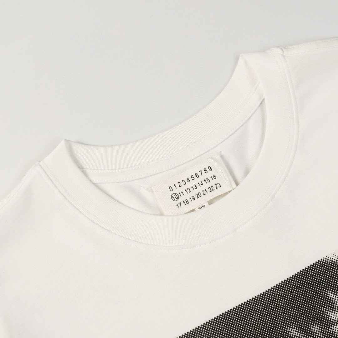 💰65 款号:015
时尚先锋必备!Maison Margiela 马吉拉联名重影印花短袖震撼登场!
这款短袖采用 230g 双纱爽滑棉面料,双纱质感与爽滑手感的完美融合,带来重磅舒适的穿着体验。每一个细节都精心还原原版,一比一的精准呈现,让您拥有原汁原味的时尚品味。
不仅如此,这款短袖还附带原版包装贴码纸,彰显品牌的奢华与品质。穿上它,您将成为时尚界的焦点,展现独特的个性魅力。
不要错过这个与时尚界巨擘联名的机会,立即将 Maison Margiela 马吉拉联名重影印花短袖加入您的衣橱,成为潮流的引领者!带原版包装贴码纸
码数:S M L XL
颜色:黑色 白色