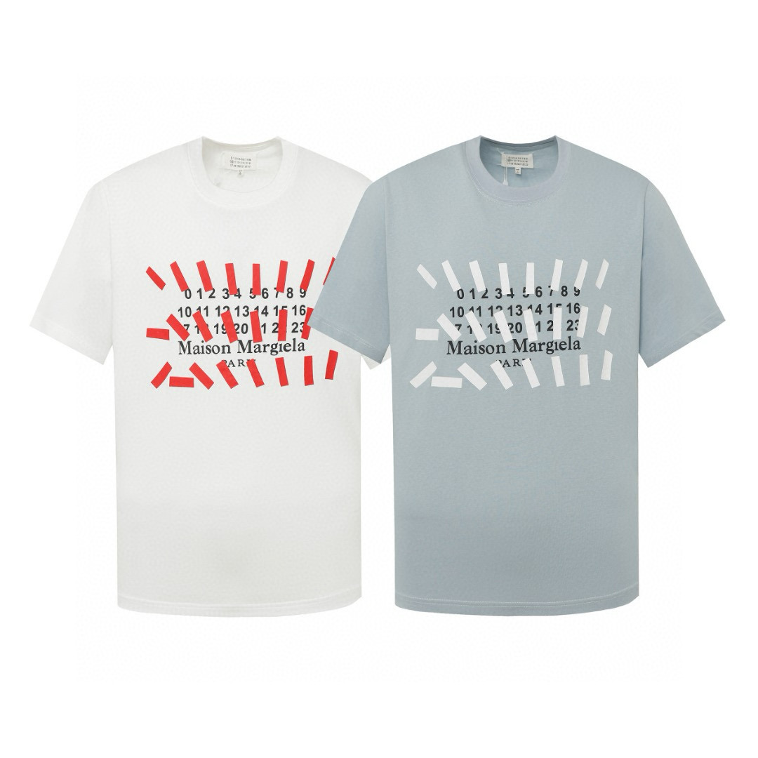 💰65 款号：016
时尚先锋必备！Maison Margiela 马吉拉联名重影印花短袖震撼登场！

这款短袖采用 230g 双纱爽滑棉面料，双纱质感与爽滑手感的完美融合，带来重磅舒适的穿着体验。每一个细节都精心还原原版，一比一的精准呈现，让您拥有原汁原味的时尚品味。

不仅如此，这款短袖还附带原版包装贴码纸，彰显品牌的奢华与品质。穿上它，您将成为时尚界的焦点，展现独特的个性魅力。

不要错过这个与时尚界巨擘联名的机会，立即将 Maison Margiela 马吉拉联名重影印花短袖加入您的衣橱，成为潮流的引领者！带原版包装贴码纸

码数：S  M  L  XL  
颜色：雾霾蓝  白色