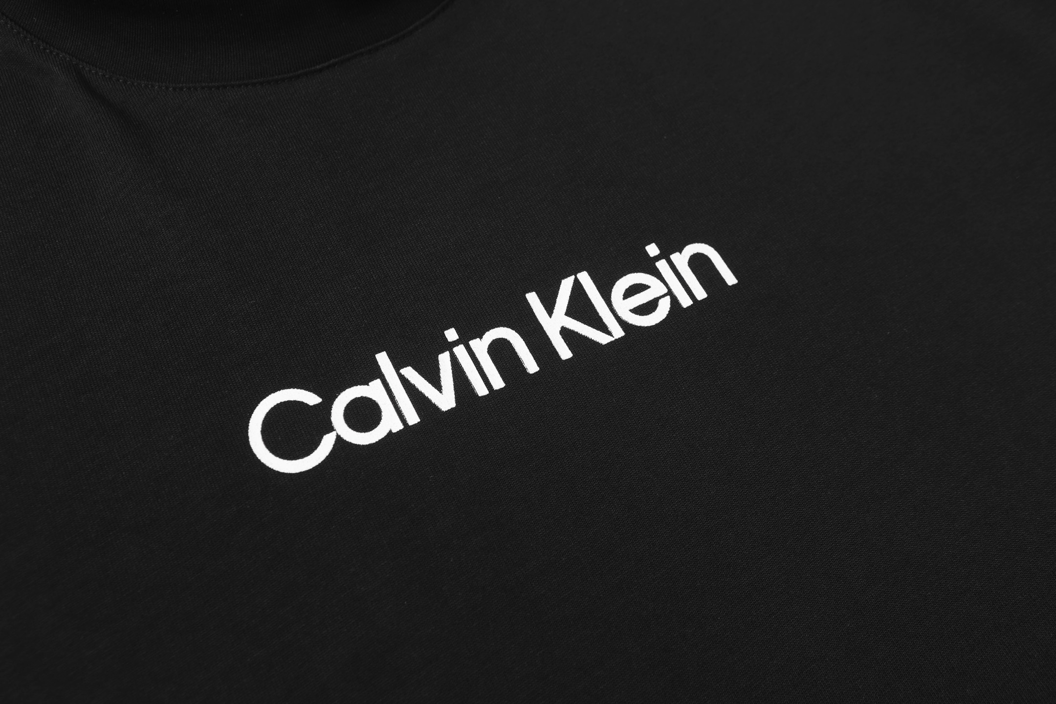 Calvin Klein CK T-Shirt Review: Soft, Smooth, and Comfortable Fabric, Classic Logo Embroidery - 图片 7
