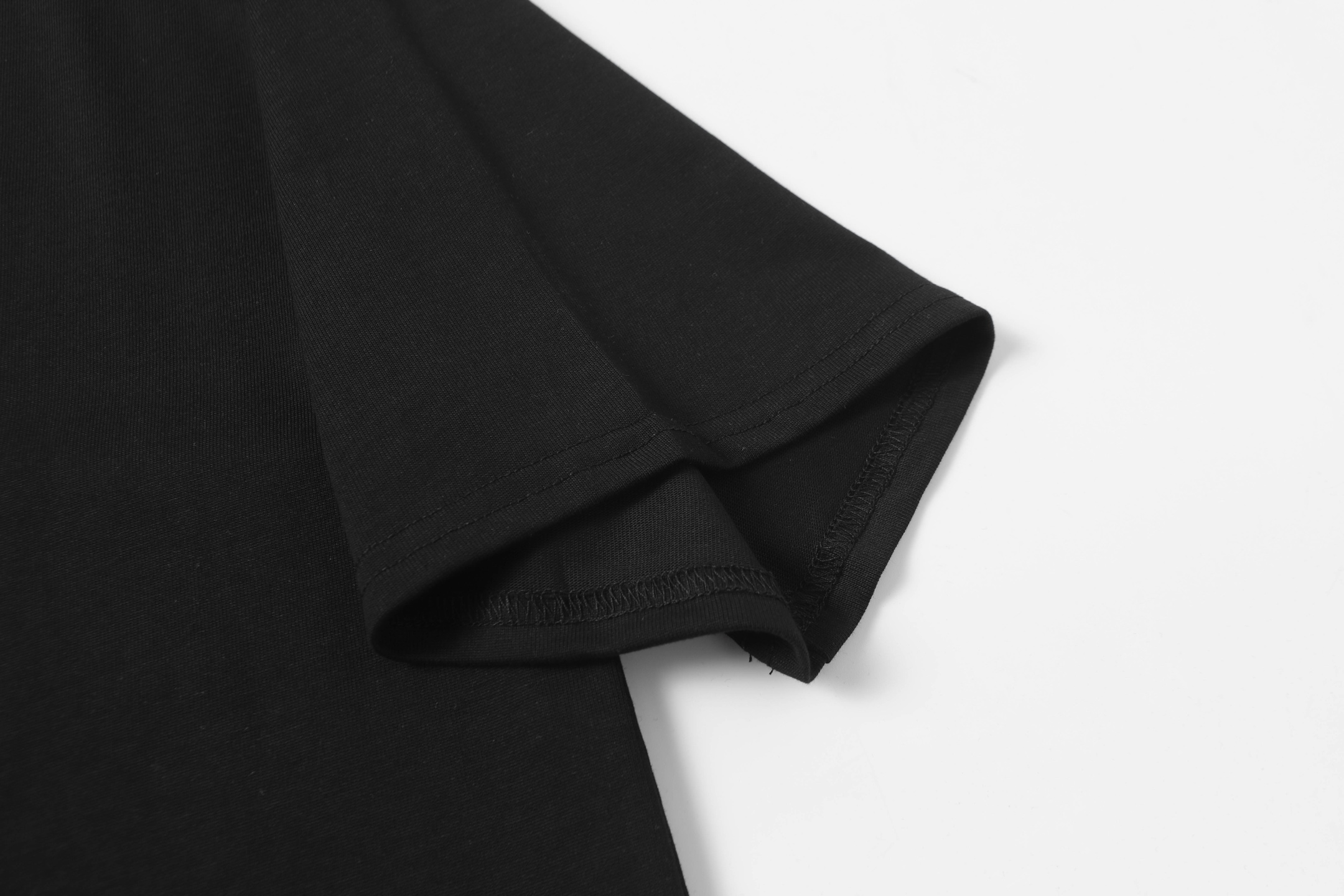 Calvin Klein CK T-Shirt Review: Soft, Smooth, and Comfortable Fabric, Classic Logo Embroidery - 图片 8