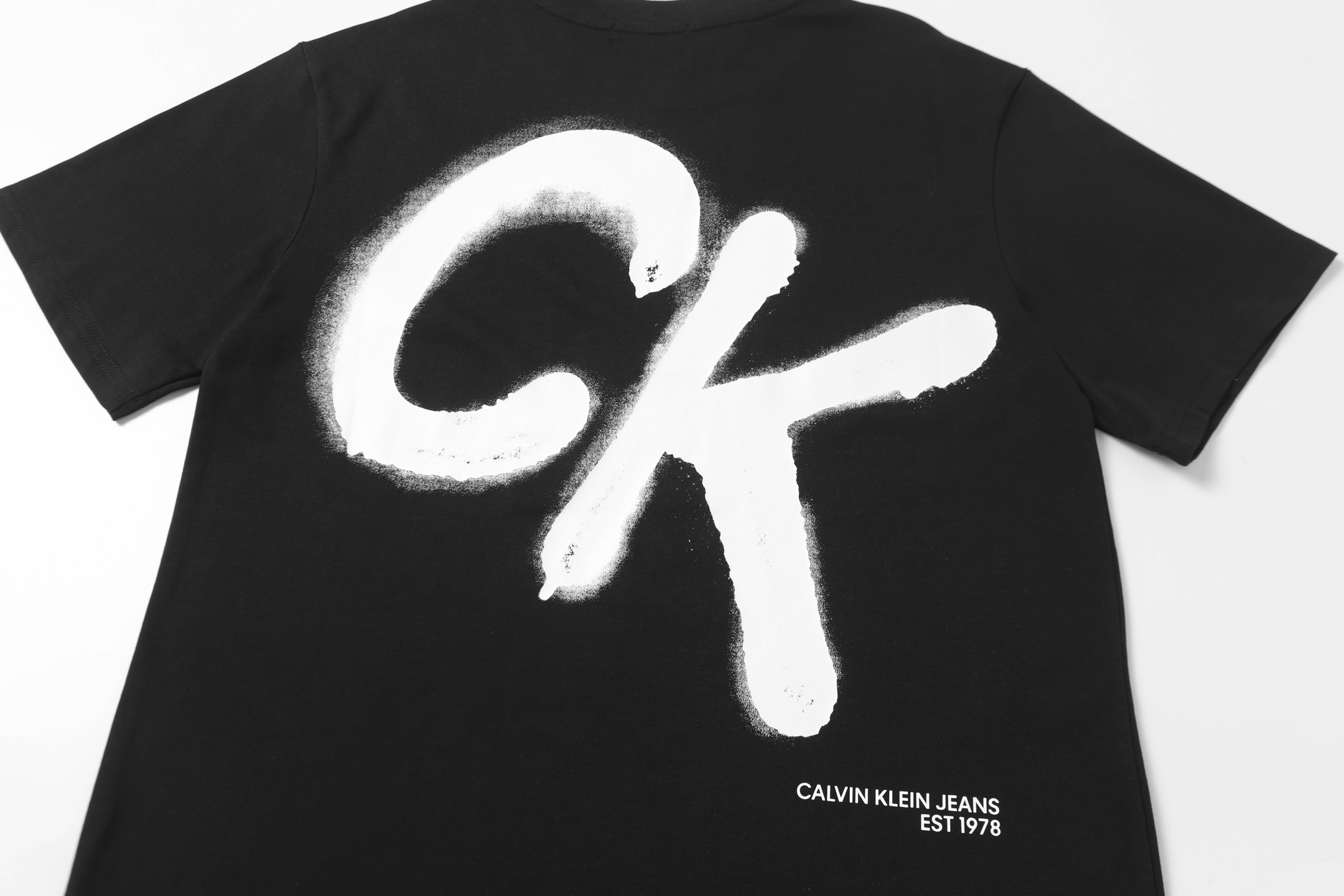 Calvin KleinCK’s Premium T-shirt: Soft, Smooth, and Perfect Fit - 图片 6