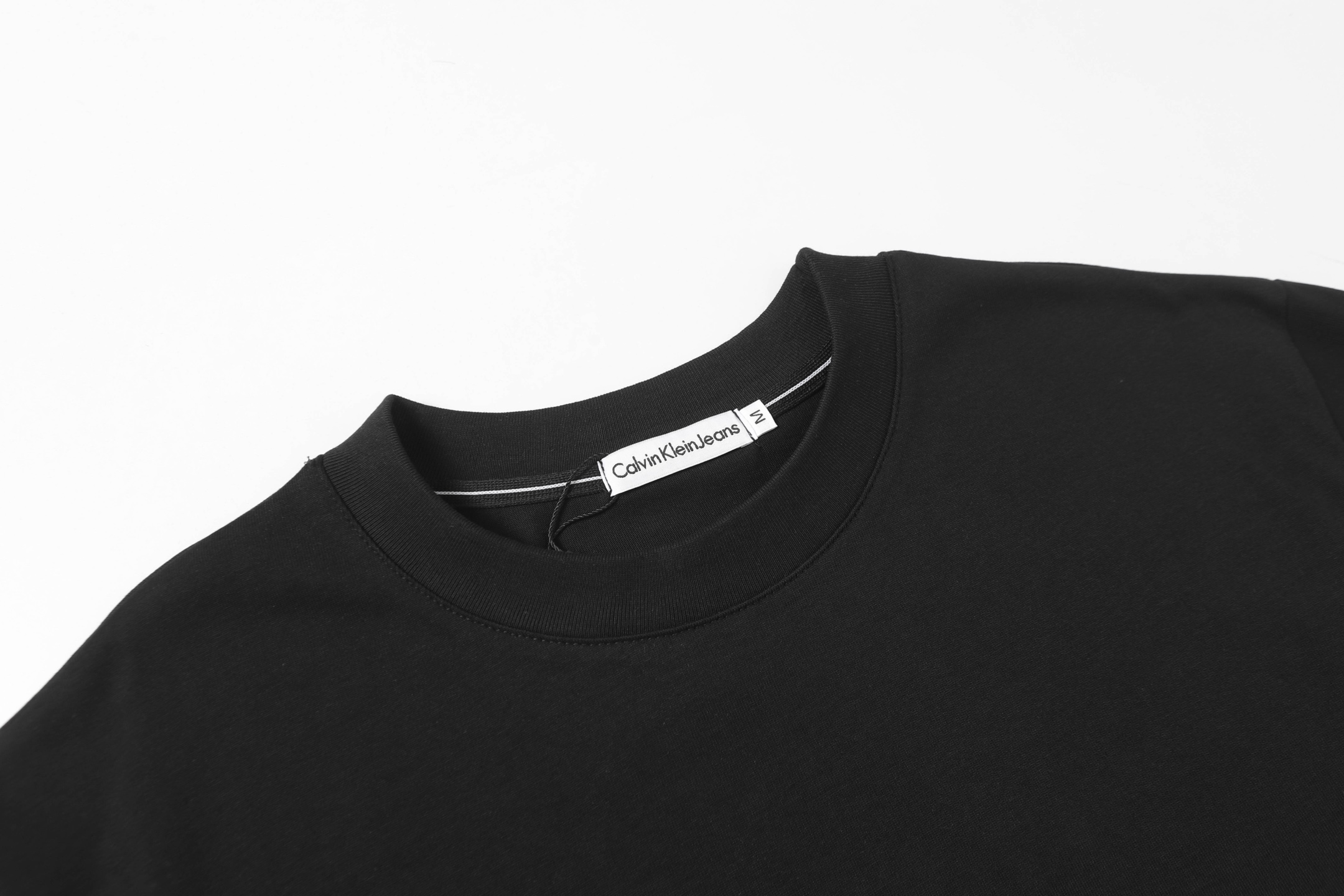 Calvin KleinCK’s Premium T-shirt: Soft, Smooth, and Perfect Fit - 图片 4
