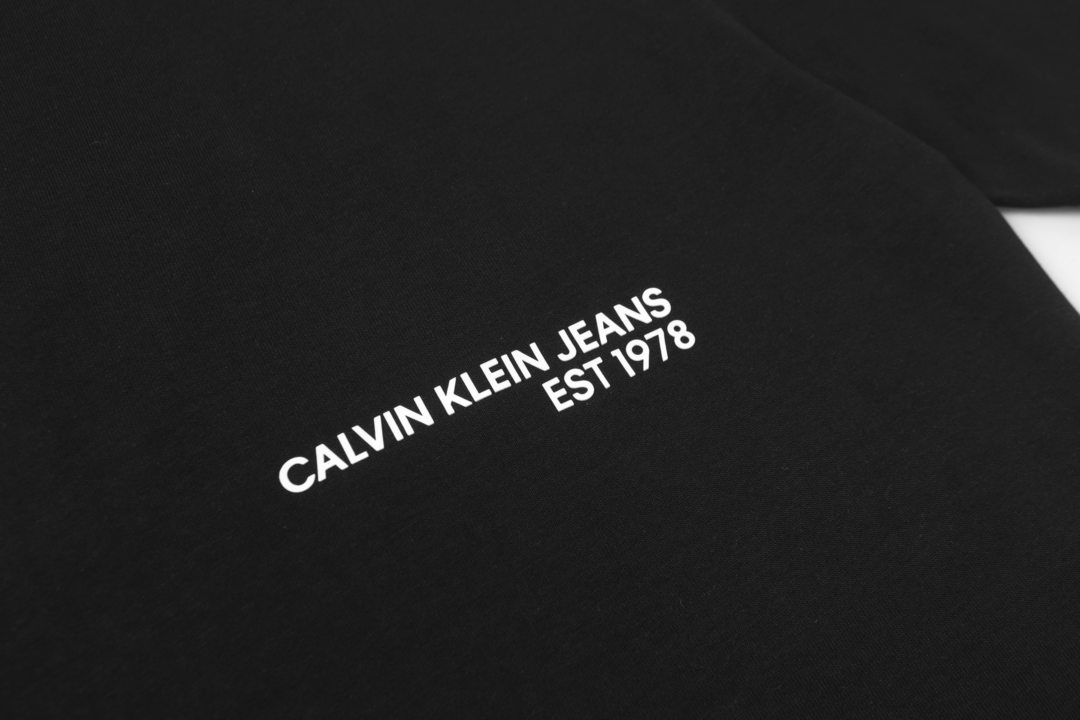 Calvin KleinCK’s Premium T-shirt: Soft, Smooth, and Perfect Fit - 图片 7