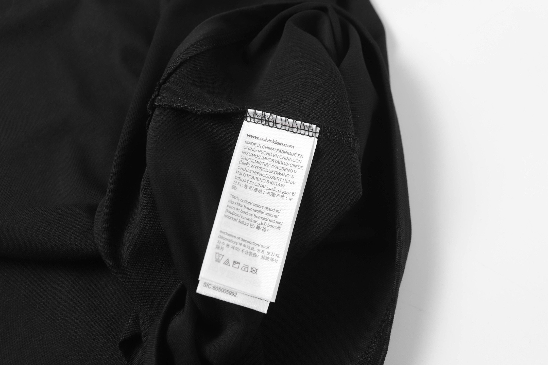 Calvin KleinCK’s Premium T-shirt: Soft, Smooth, and Perfect Fit - 图片 9