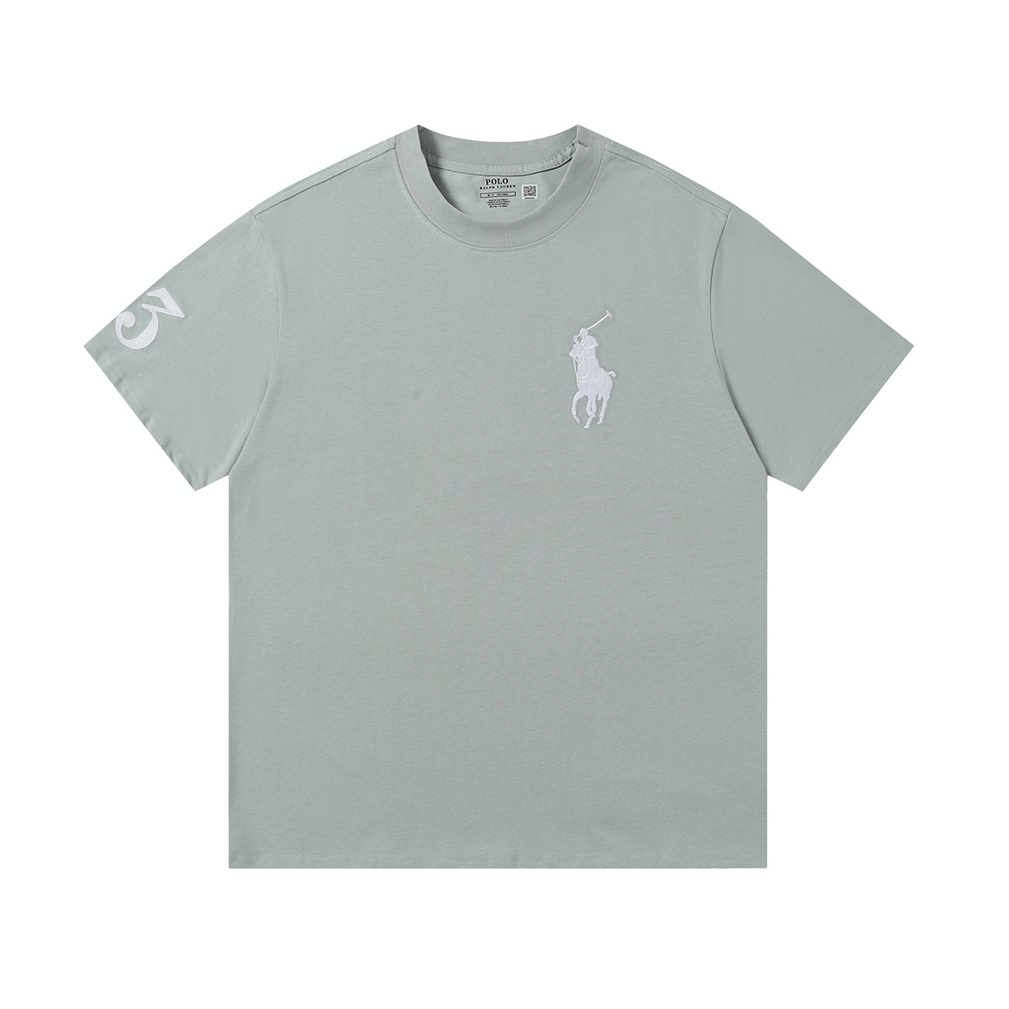 💰70  款号:502
品牌声誉：拉夫劳伦是国际知名的高端时尚品牌，代表着品质、风格和地位，穿上其短袖能彰显消费者的品味与身份。
经典设计：品牌拥有独特且经久不衰的经典设计元素，如马球标志、标志性的色彩搭配等，既时尚又具有辨识度。
优质面料：采用双纱280克面料通常采用高品质的棉质面料，具有柔软、透气、吸汗的特性，穿着舒适，适合各种场合和季节。
精湛工艺：注重细节处理和制作工艺，缝线工整，剪裁合身，保证了衣物的耐用性和美观度。
多样化风格：涵盖了从休闲到正式、从简约到华丽的多种风格，满足不同消费者的个性需求和穿着场景。
搭配性强：可以与各种下装、外套和配饰搭配，轻松打造出多种不同的时尚造型。
传承与创新：在保持品牌传统魅力的同时，不断创新设计和融入新的时尚元素，使产品始终保持吸引力。
品牌价值观：拉夫劳伦所传达的美式生活方式和积极的价值观，也为消费者所认同和向往。
颜色：黑色 白色 灰色 蓝白色 蓝红色 粉色 天蓝色 豆绿色 酒红色
尺码齐全：S, M，L，XL，