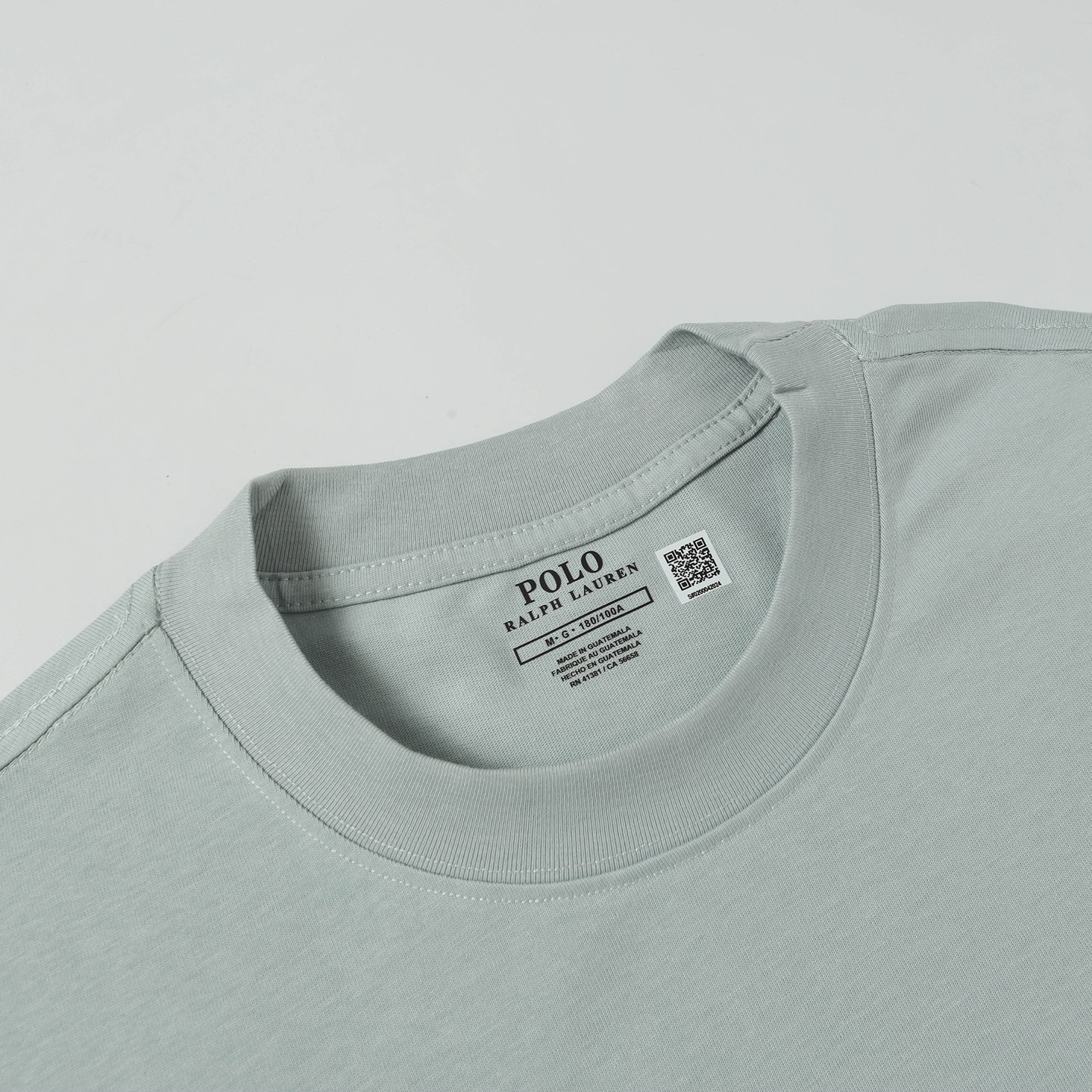 💰70  款号:502
品牌声誉：拉夫劳伦是国际知名的高端时尚品牌，代表着品质、风格和地位，穿上其短袖能彰显消费者的品味与身份。
经典设计：品牌拥有独特且经久不衰的经典设计元素，如马球标志、标志性的色彩搭配等，既时尚又具有辨识度。
优质面料：采用双纱280克面料通常采用高品质的棉质面料，具有柔软、透气、吸汗的特性，穿着舒适，适合各种场合和季节。
精湛工艺：注重细节处理和制作工艺，缝线工整，剪裁合身，保证了衣物的耐用性和美观度。
多样化风格：涵盖了从休闲到正式、从简约到华丽的多种风格，满足不同消费者的个性需求和穿着场景。
搭配性强：可以与各种下装、外套和配饰搭配，轻松打造出多种不同的时尚造型。
传承与创新：在保持品牌传统魅力的同时，不断创新设计和融入新的时尚元素，使产品始终保持吸引力。
品牌价值观：拉夫劳伦所传达的美式生活方式和积极的价值观，也为消费者所认同和向往。
颜色：黑色 白色 灰色 蓝白色 蓝红色 粉色 天蓝色 豆绿色 酒红色
尺码齐全：S, M，L，XL，