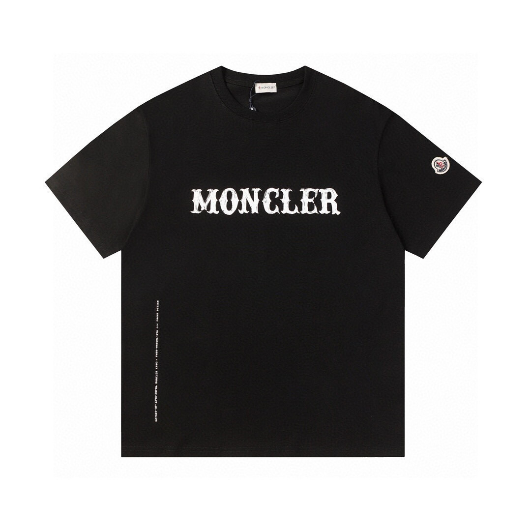 ‼️特价清💰55（齐码）  款号：826
〈MONCLER〉蒙口的价格其实蛮有优势的 去过专柜的应该都知道蒙口的价格不会比gucci burberry 便宜多少 只是相对低调 不愿意炒作 一幅你们爱买不买的 孤傲的存在...

独家定制280克32支双纱纯棉面料 
质感非常柔软舒服 100%区别市场的顶级面料(不缩水 不变形 不起球)

搭配350克1*1螺纹(面料螺纹同缸定染无色差 螺纹不易变形)

颜色：黑色 杏色
码数：S-XL