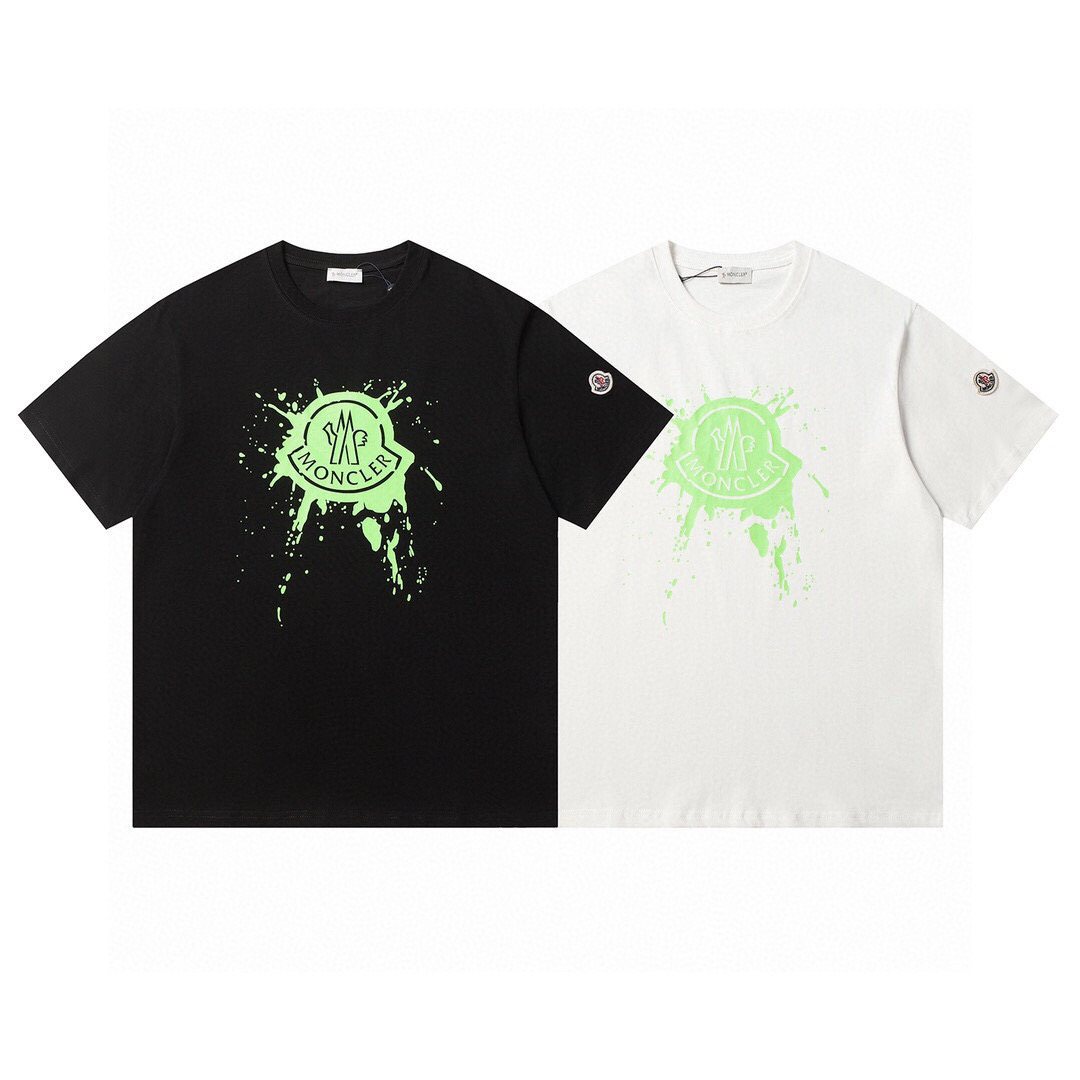 ️特价清 (齐码)款号:838 〈MONCLER〉蒙口的价格其实蛮有优势的 去过专柜的应该都知道蒙口的价格不会比gucci burberry 便宜多少 只是相对低调 不愿意炒作 一幅你们爱买不买的 孤傲的存在 独家定制270克32支双纱滑爽棉 质感非常柔软舒服 100%区别市场的顶级面料(不缩水 不变形 不起球) 搭配320克1*1螺纹(面料螺纹同缸定染无色差 螺纹不易变形) 颜色:黑色 白色