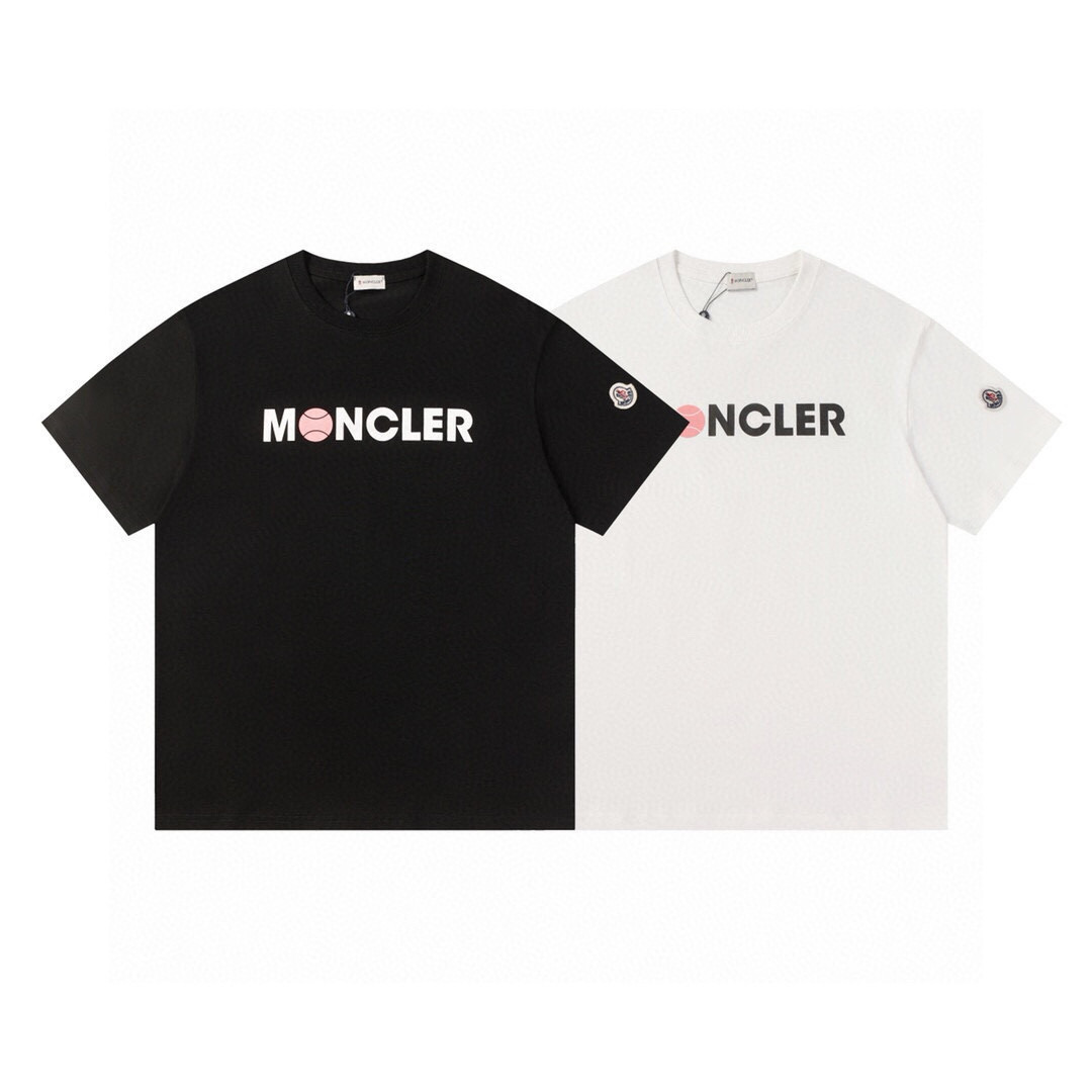 ️特价清 (黑剩S.XL白剩S.M.L) 款号:825 〈MONCLER〉蒙口的价格其实蛮有优势的 去过专柜的应该都知道蒙口的价格不会比gucci burberry 便宜多少 只是相对低调 不愿意炒作 一幅你们爱买不买的 孤傲的存在 独家定制270克32支双纱滑爽棉 质感非常柔软舒服 100%区别市场的顶级面料(不缩水 不变形 不起球) 搭配320克1*1螺纹(面料螺纹同缸定染无色差 螺纹不易变形) 颜色:黑色 白色