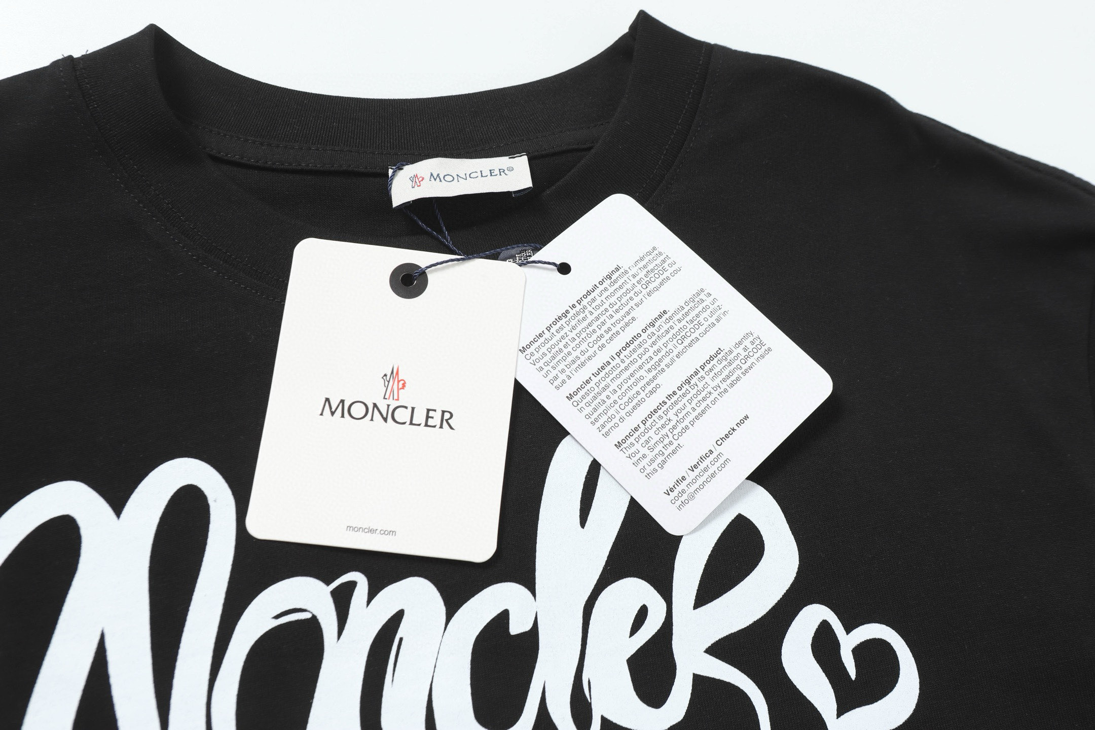 ️特价清 (齐码) 款号:842 〈MONCLER〉蒙口的价格其实蛮有优势的 去过专柜的应该都知道蒙口的价格不会比gucci burberry 便宜多少 只是相对低调 不愿意炒作 一幅你们爱买不买的 孤傲的存在 独家定制280克32支双纱纯棉面料 质感非常柔软舒服 100%区别市场的顶级面料(不缩水 不变形 不起球) 搭配350克1*1螺纹(面料螺纹同缸定染无色差 螺纹不易变形) 颜色:黑色 杏色