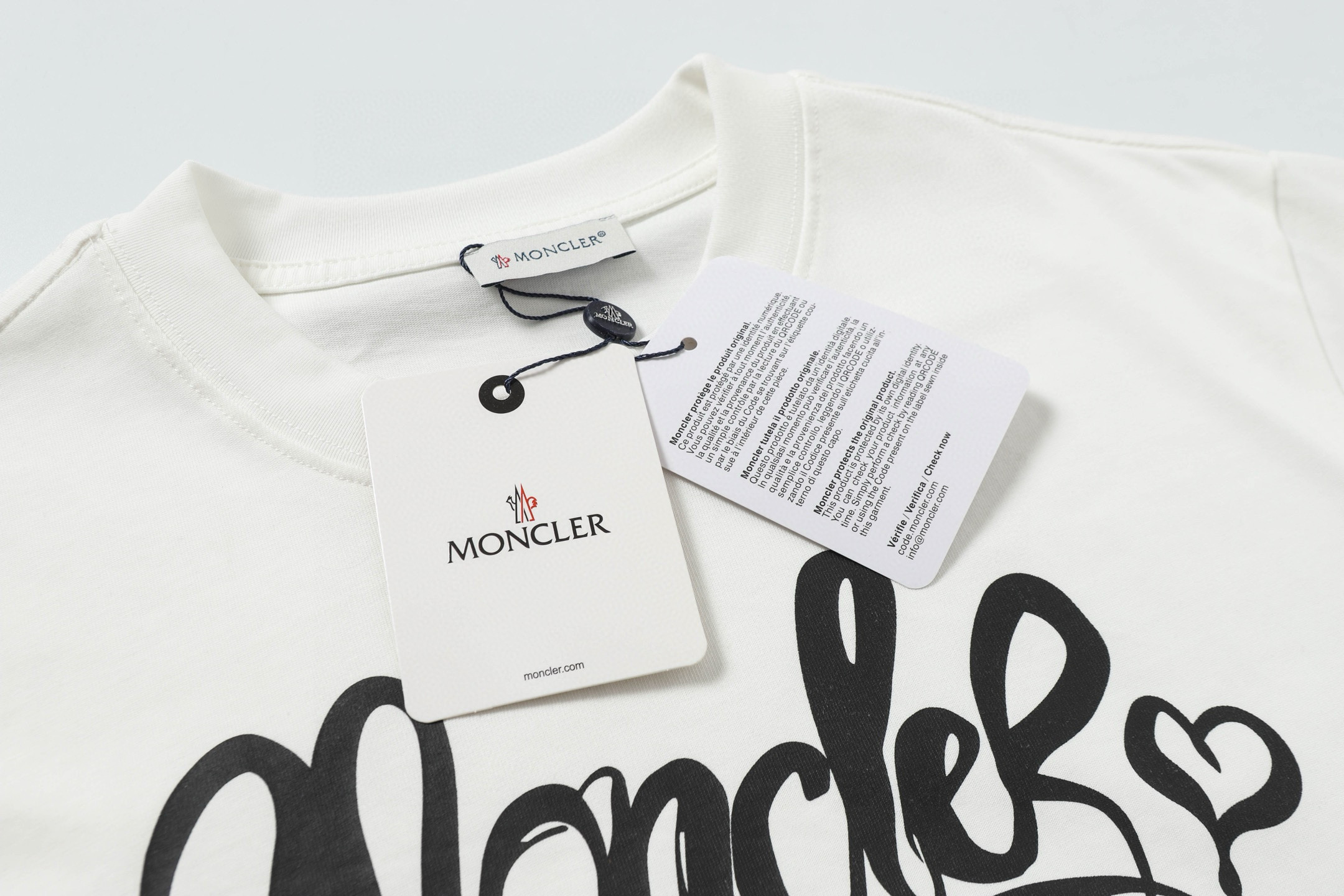 ‼️特价清💰40（齐码）  款号：842
〈MONCLER〉蒙口的价格其实蛮有优势的 去过专柜的应该都知道蒙口的价格不会比gucci burberry 便宜多少 只是相对低调 不愿意炒作 一幅你们爱买不买的 孤傲的存在...

独家定制280克32支双纱纯棉面料 
质感非常柔软舒服 100%区别市场的顶级面料(不缩水 不变形 不起球)

搭配350克1*1螺纹(面料螺纹同缸定染无色差 螺纹不易变形)

颜色：黑色 杏色
码数：S-XL